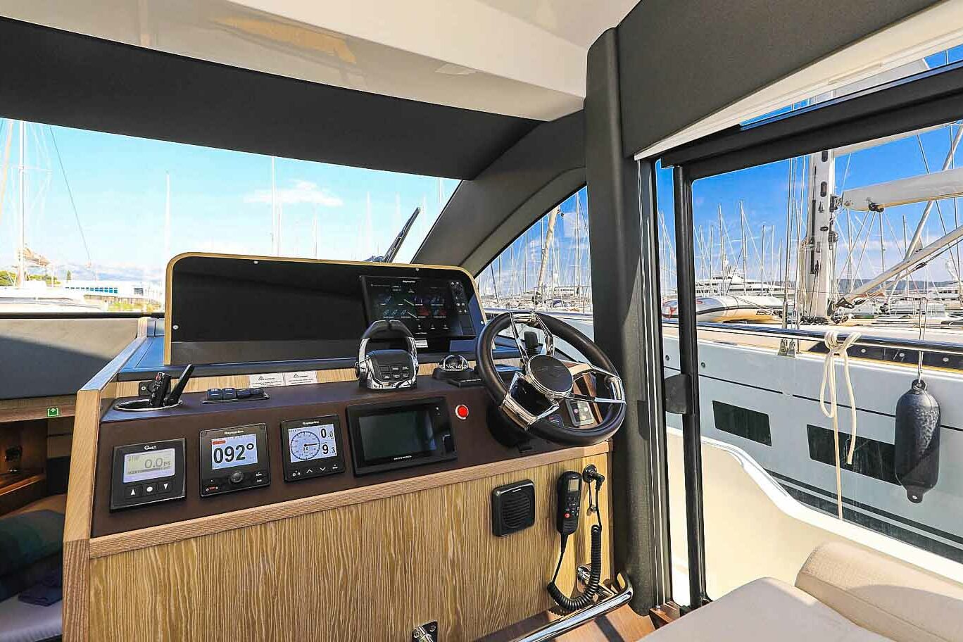 Motor boat Sealine F430 console