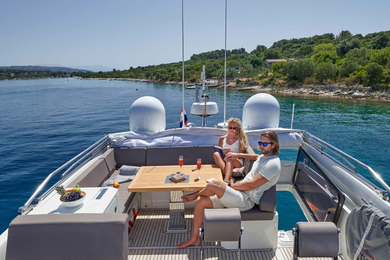 Luxury yacht Prestige 630S Simull flybridge table