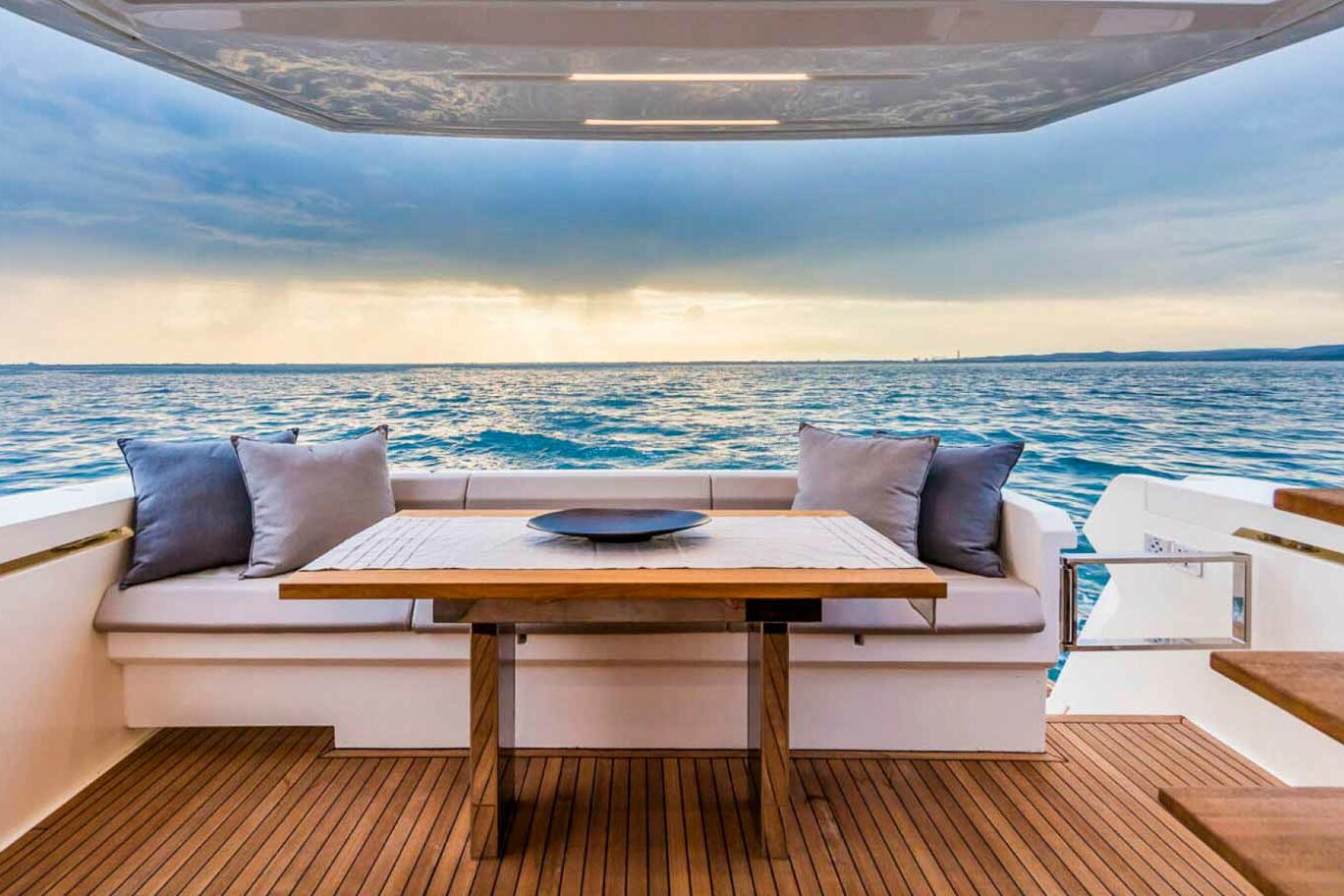 Motor boat Ferretti Yachts 450 aft deck table