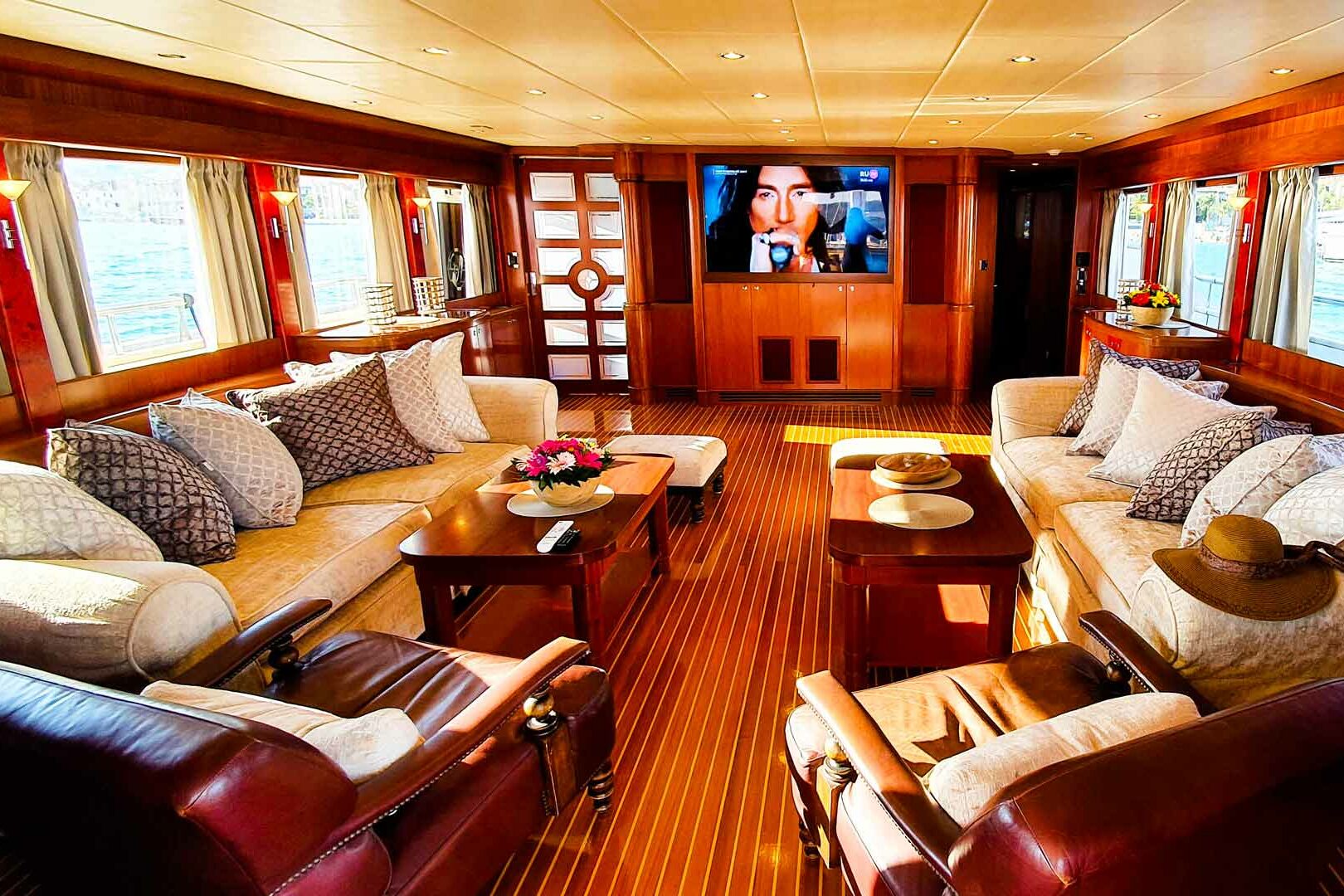 Luxury yacht Johnson Baby salon forward