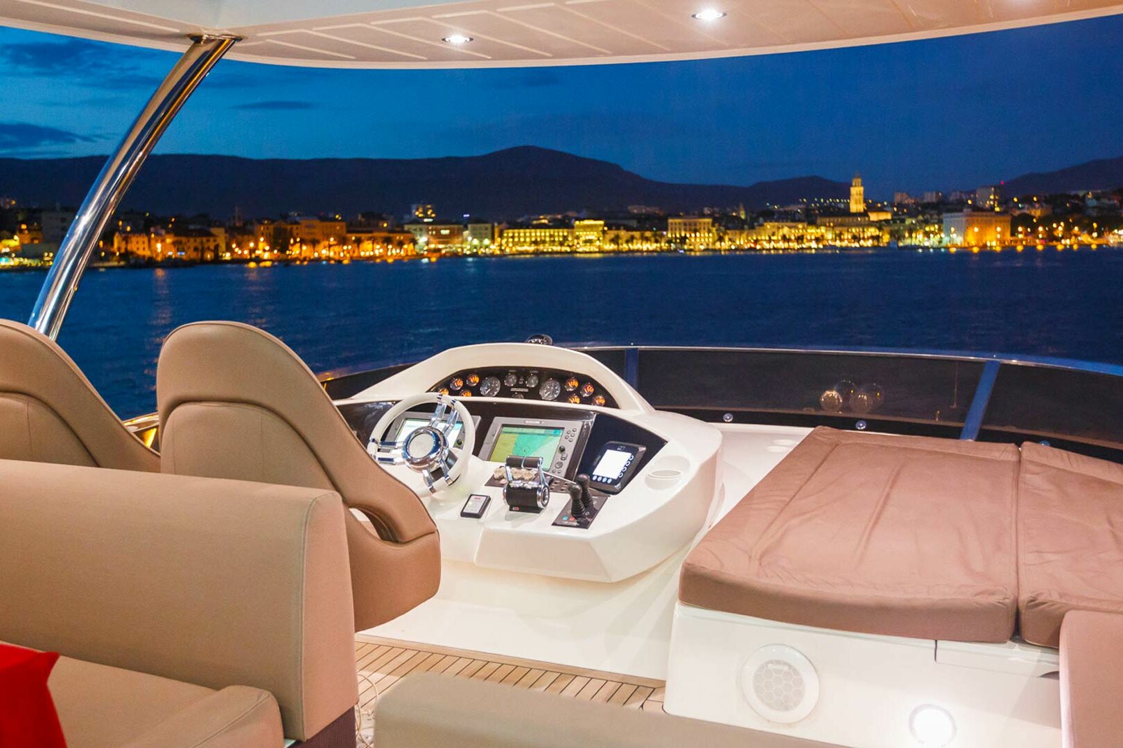 Luxury yacht Sunseeker Yacht 86 The Best Way flybridge wheel