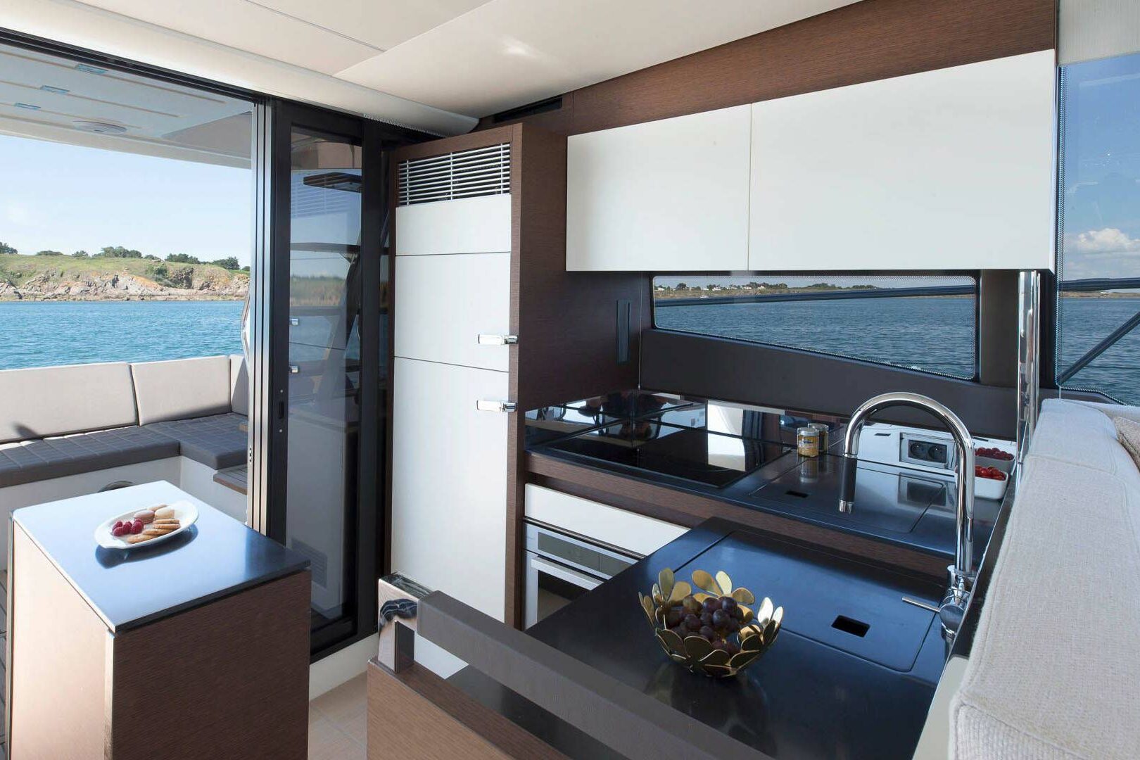 Motor boat Prestige 520 Fly galley