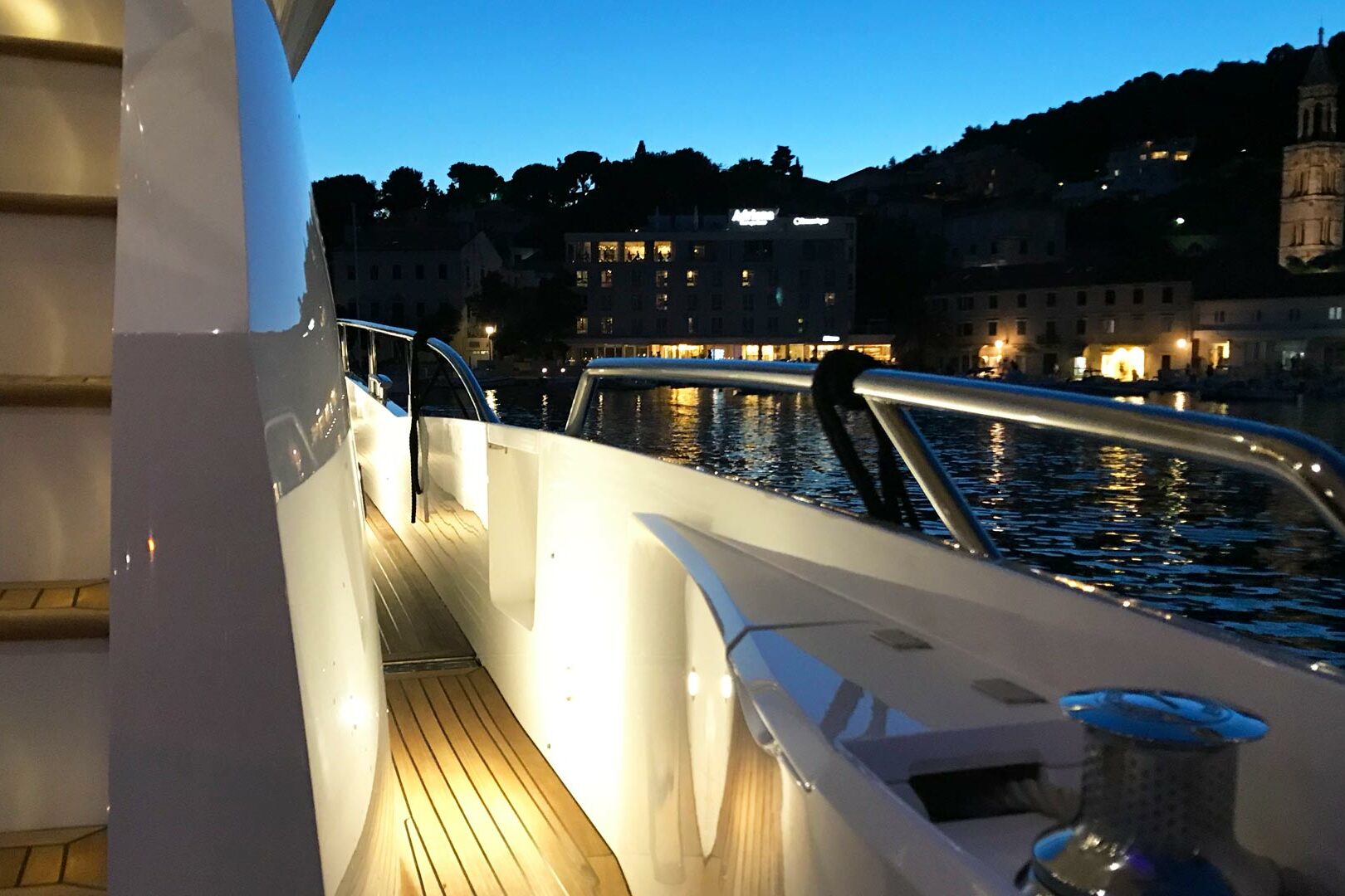 Luxury yacht Sunseeker Manhattan 73 A Cloudy Bay starboard deck