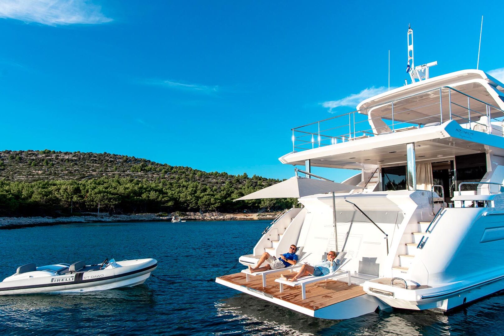 Luxury yacht Azimut Grande 27M Dawo hydraulic platform