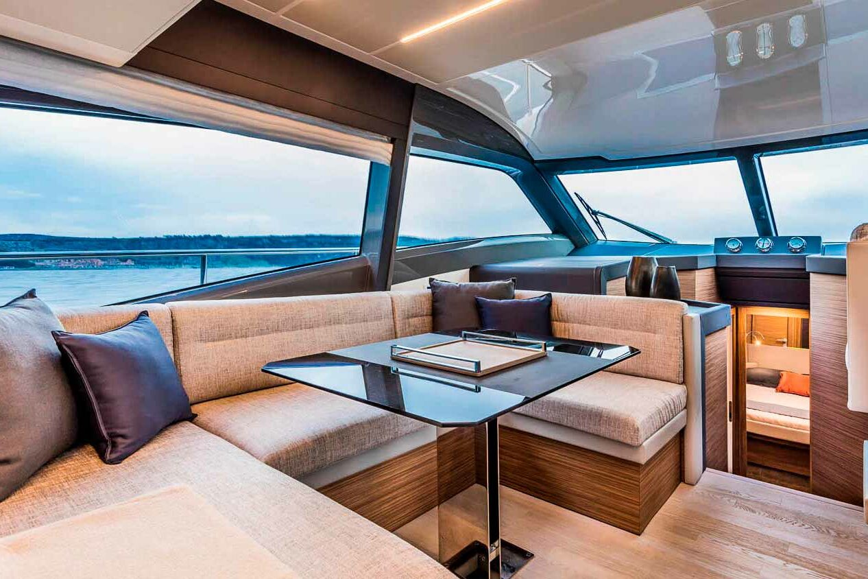 Motor boat Ferretti Yachts 450 salon