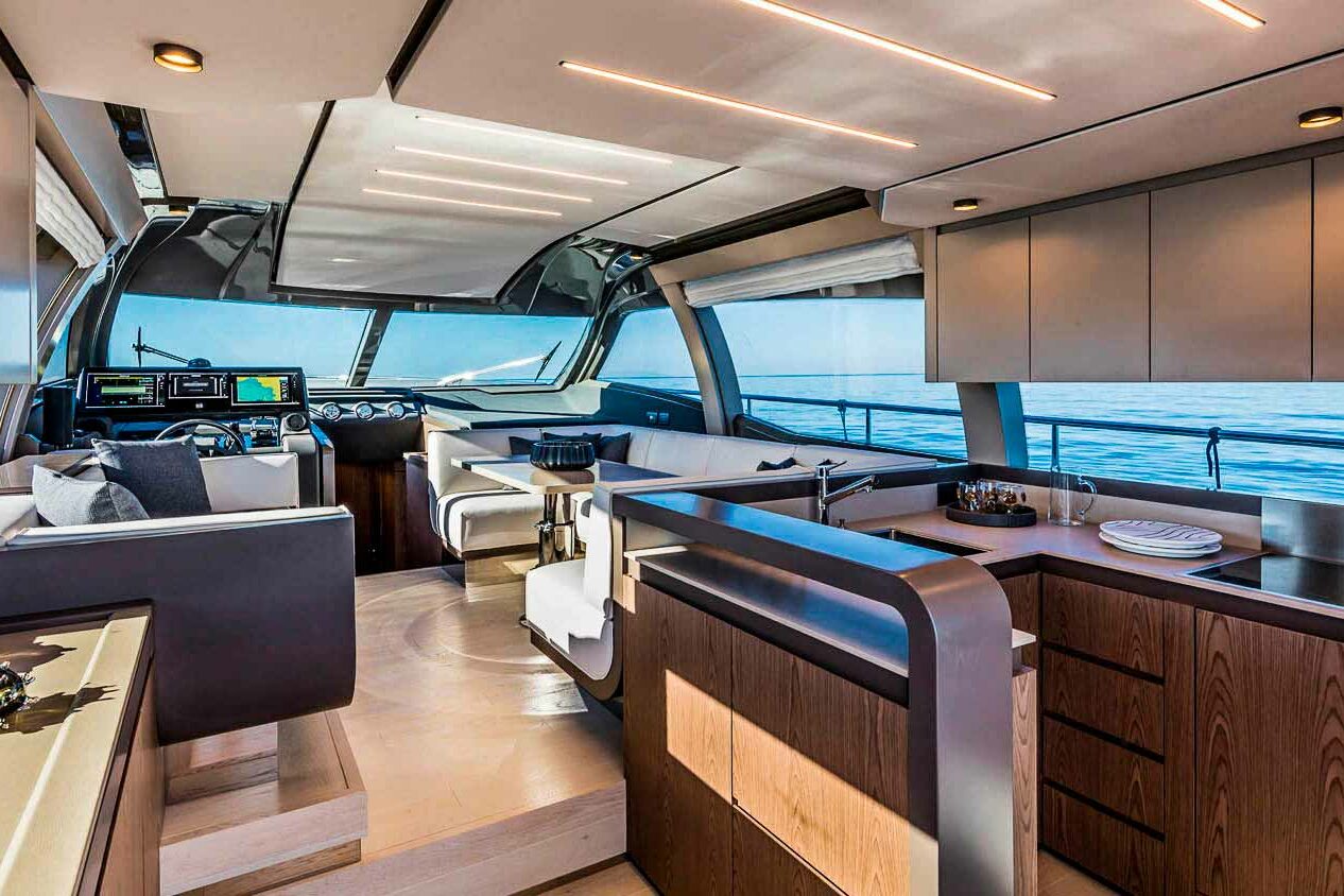 Motor boat Ferretti 550 salon