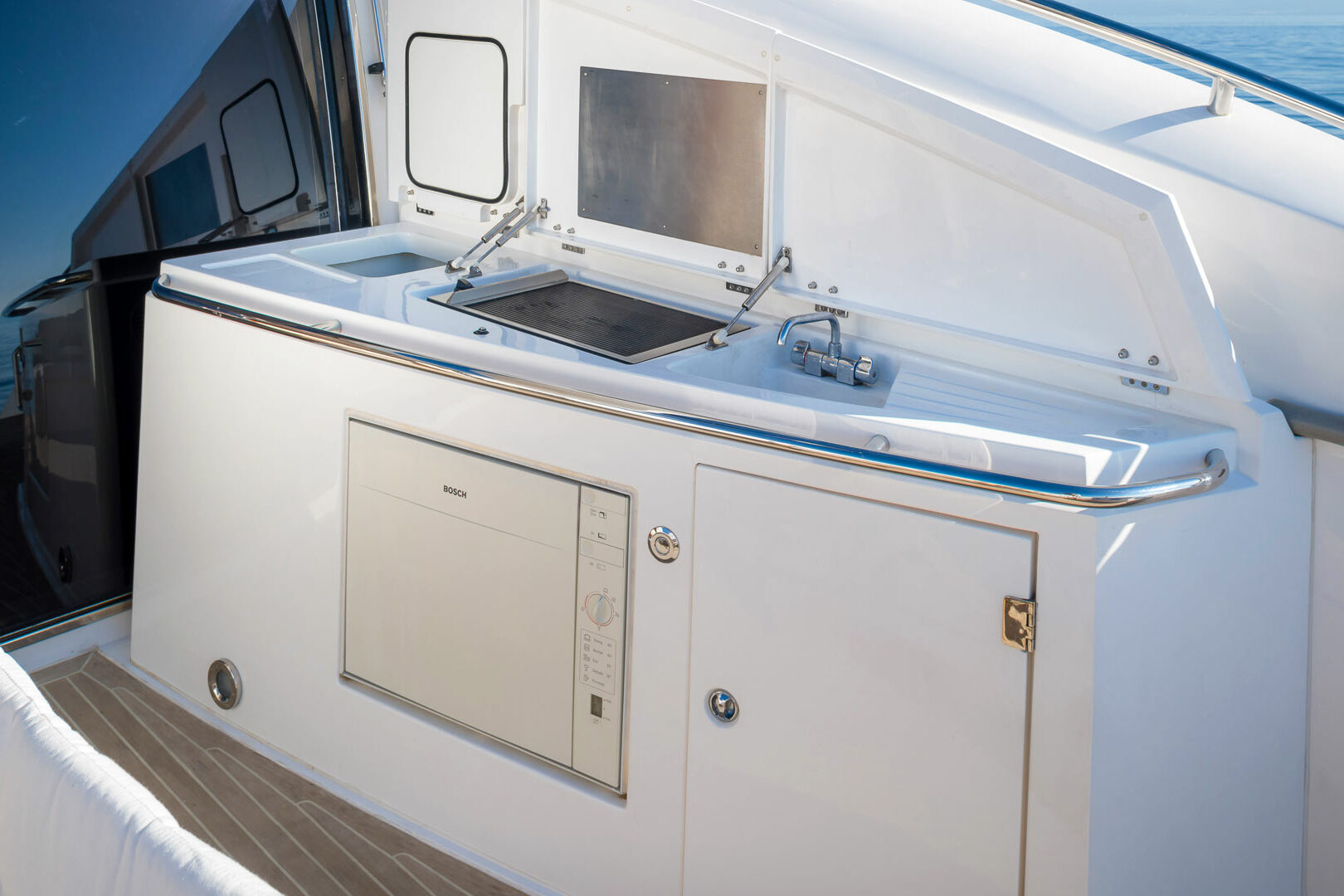 Luxury yacht Sunseeker Predator 72 Glorious cockpit grill