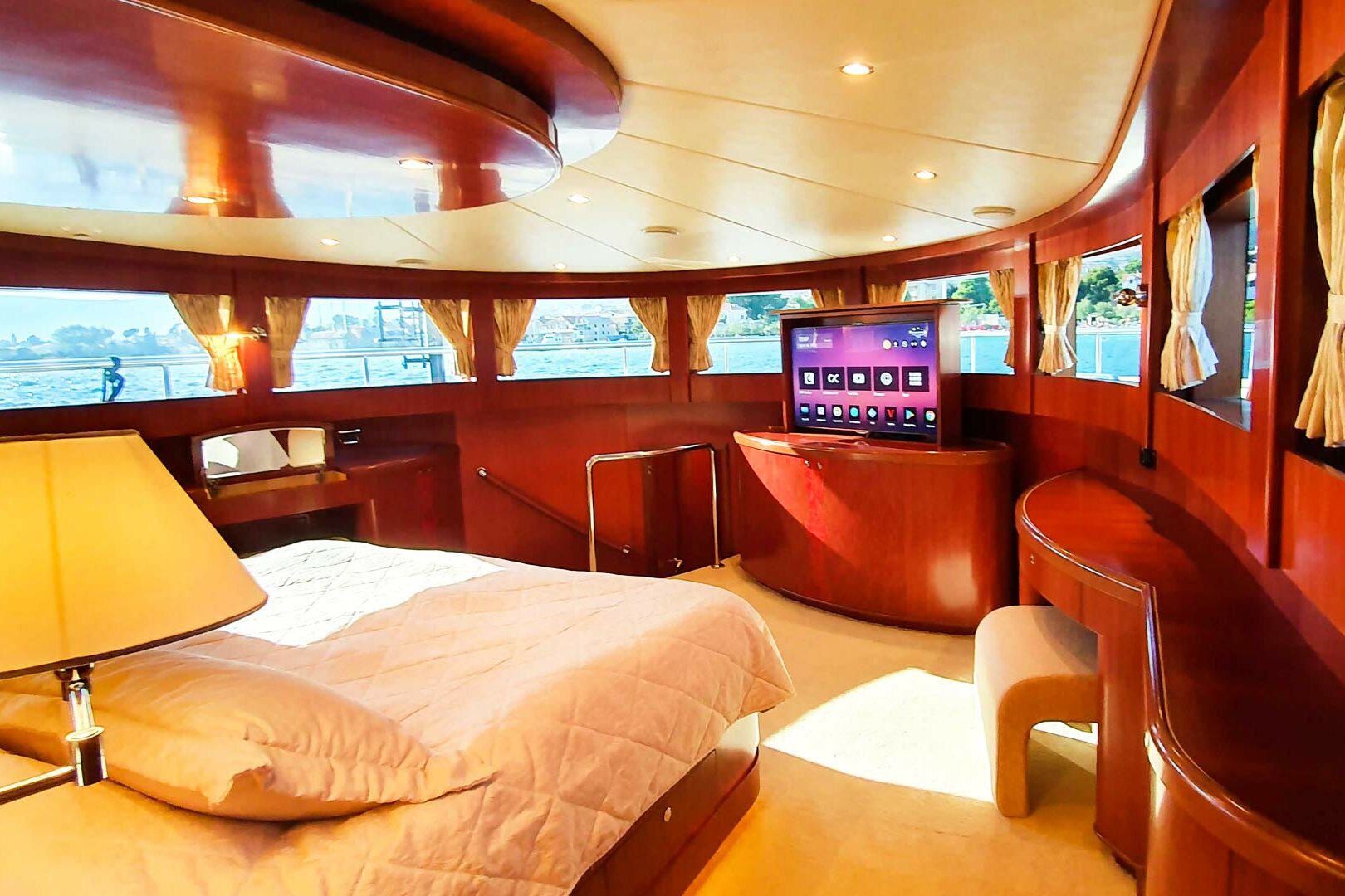 Luxury yacht Johnson Baby master stateroom