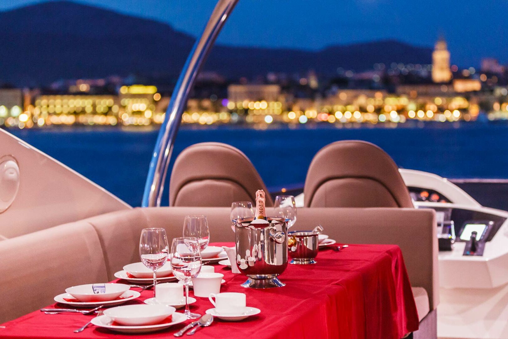 Luxury yacht Sunseeker Yacht 86 The Best Way flybridge dining