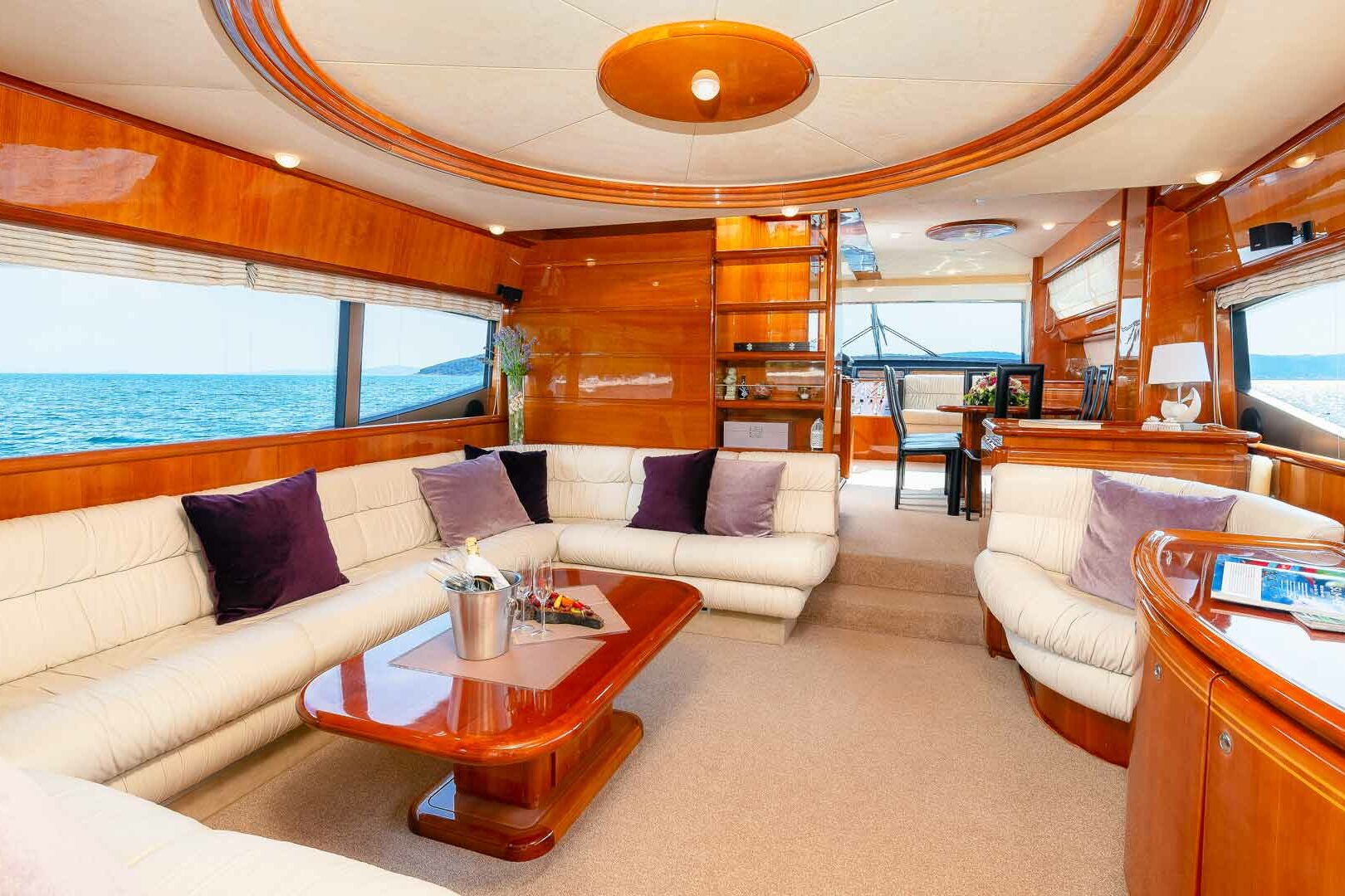 Luxury yacht Ferretti 730 Marino salon view