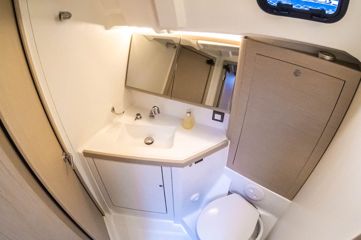 This is photo of a sailing boat Oceanis 46.1 toilette