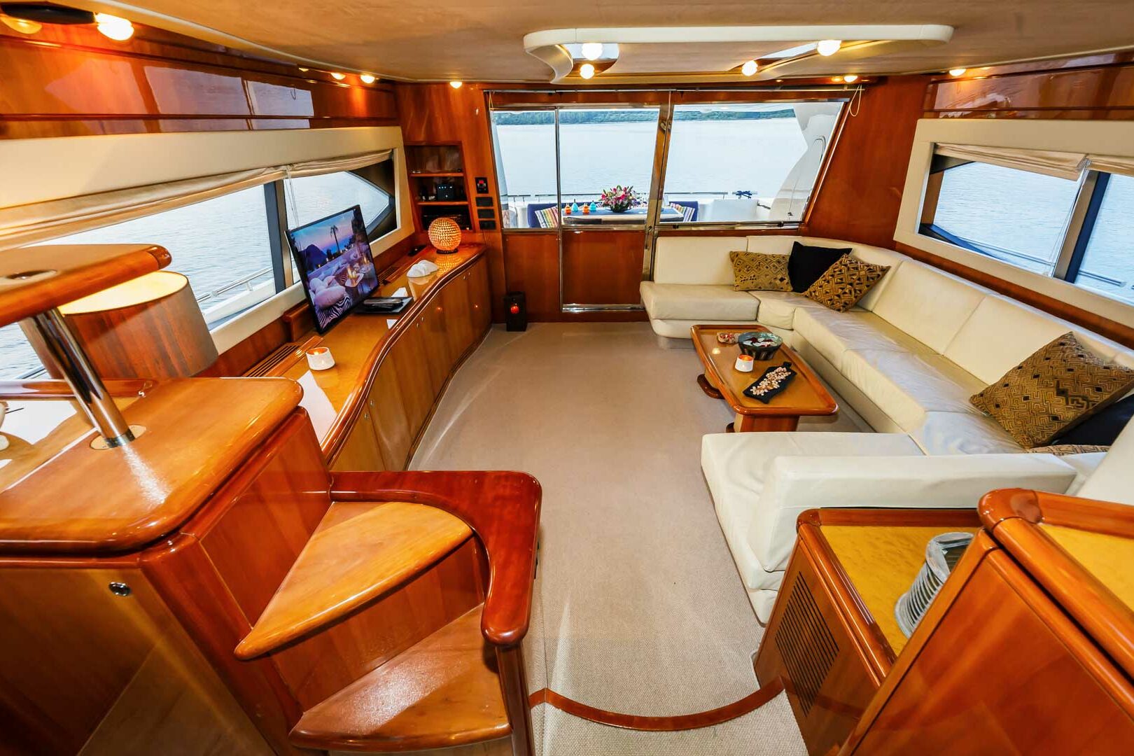 Luxury yacht Ferretti 760 Quo Vadis I salon view