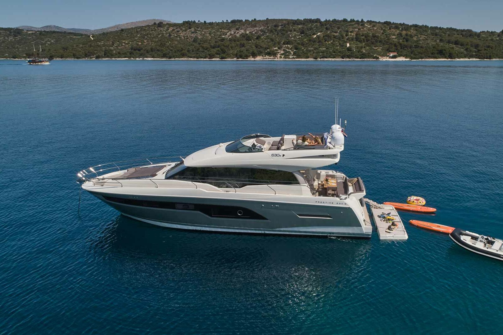 Luxury yacht Prestige 630S Simull side view