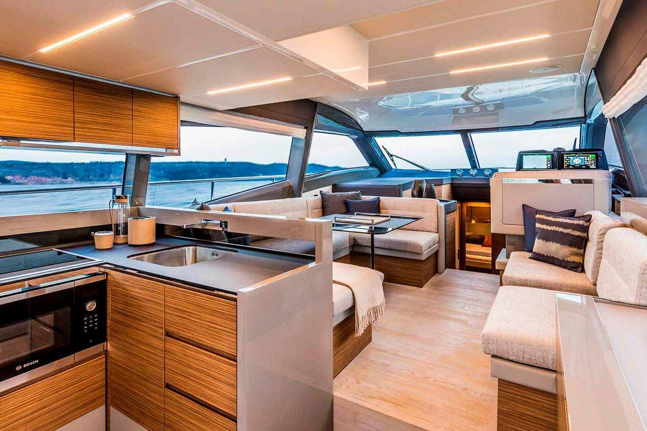 Motor boat Ferretti Yachts 450 salon view