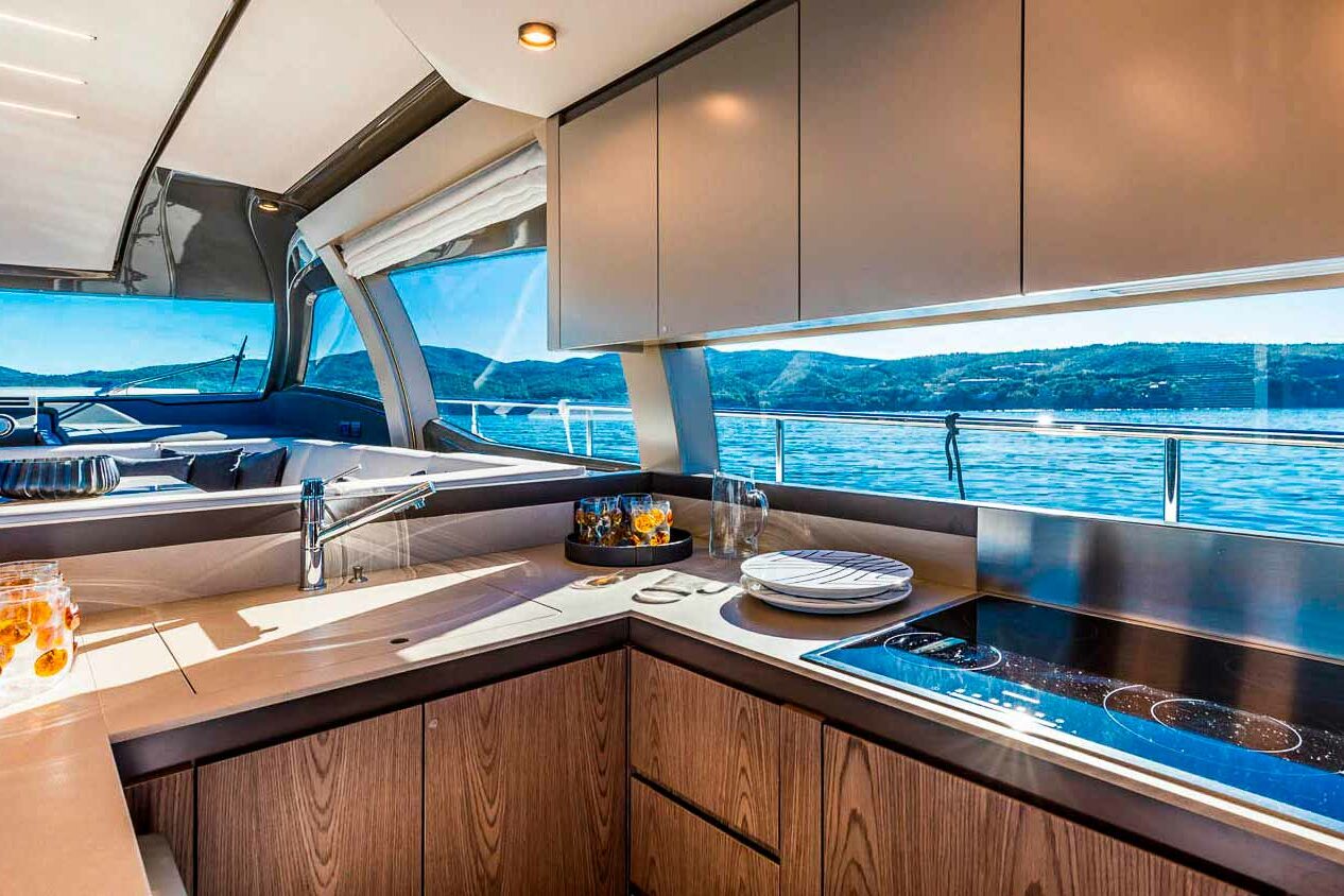 Motor boat Ferretti 550 galley