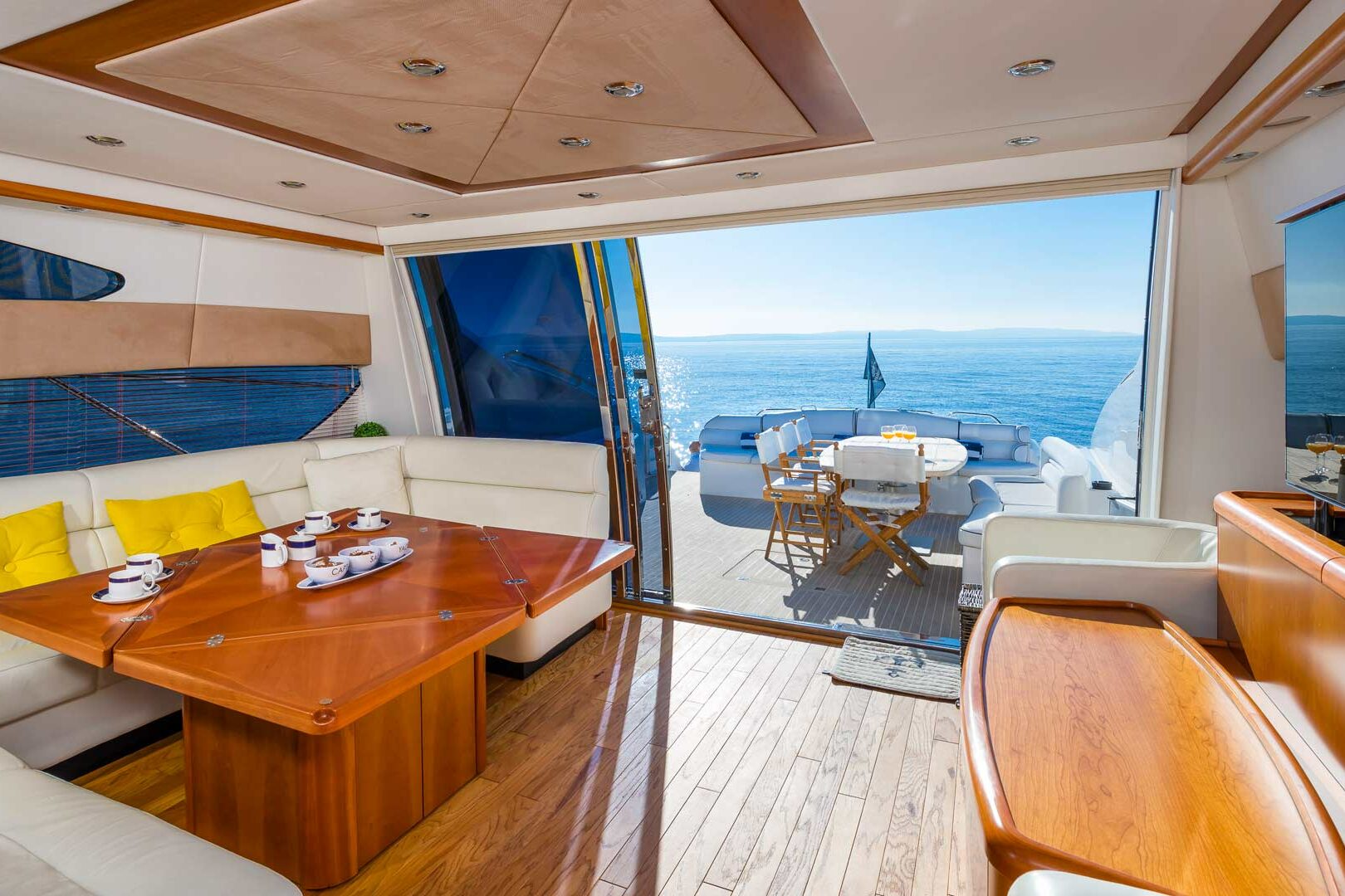 Luxury yacht Sunseeker Predator 72 Glorious salon view
