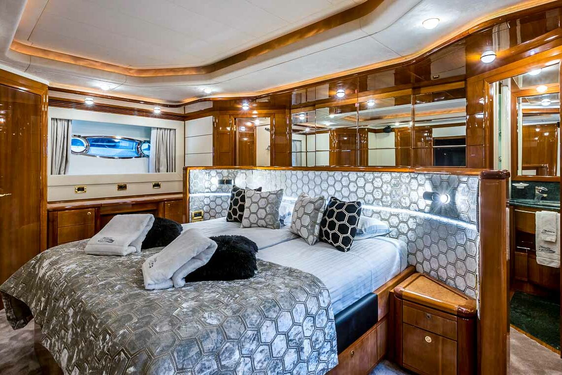 Luxury yacht Ferretti 880 Katariina master cabin