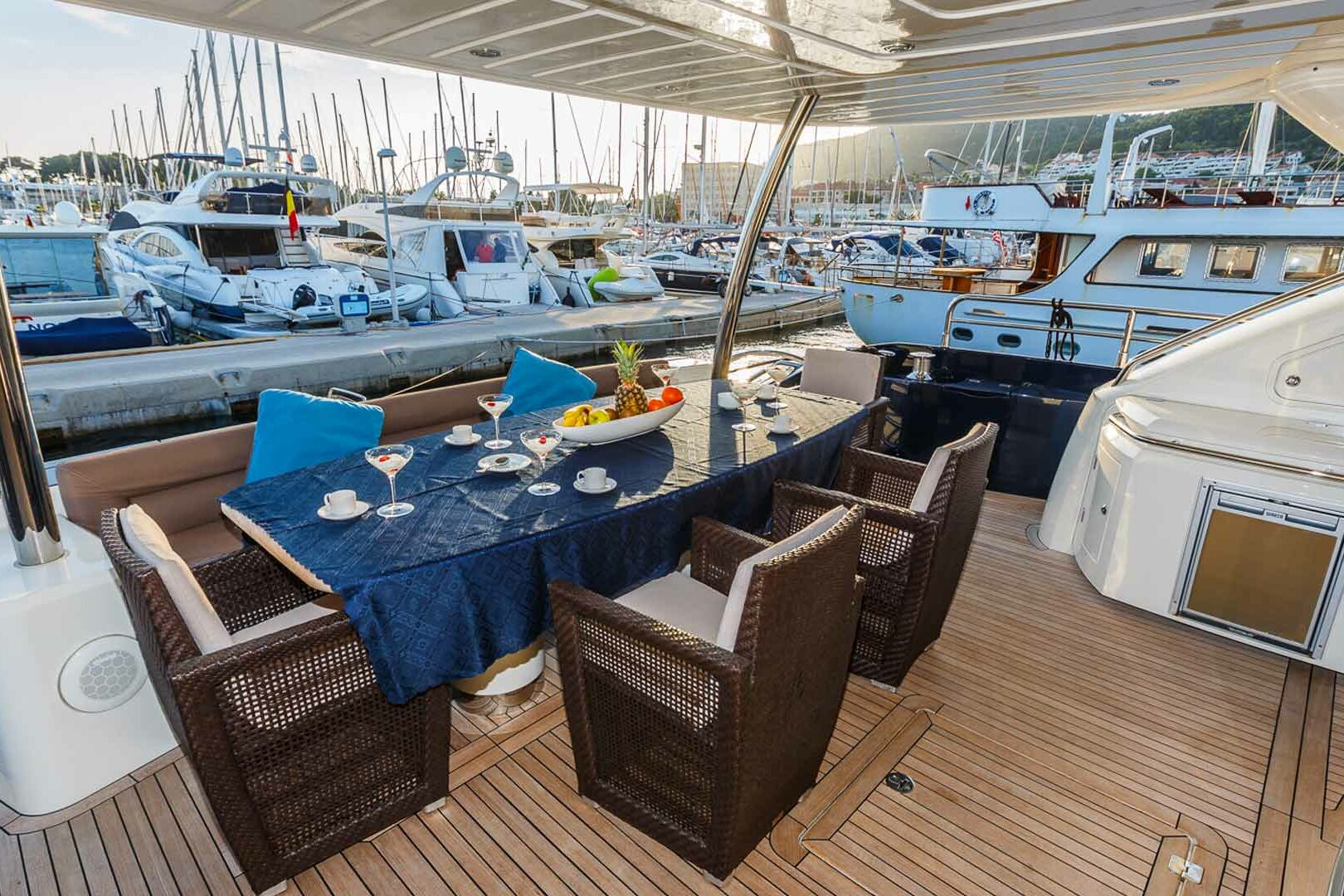 Luxury yacht Sunseeker Yacht 86 The Best Way cockpit table