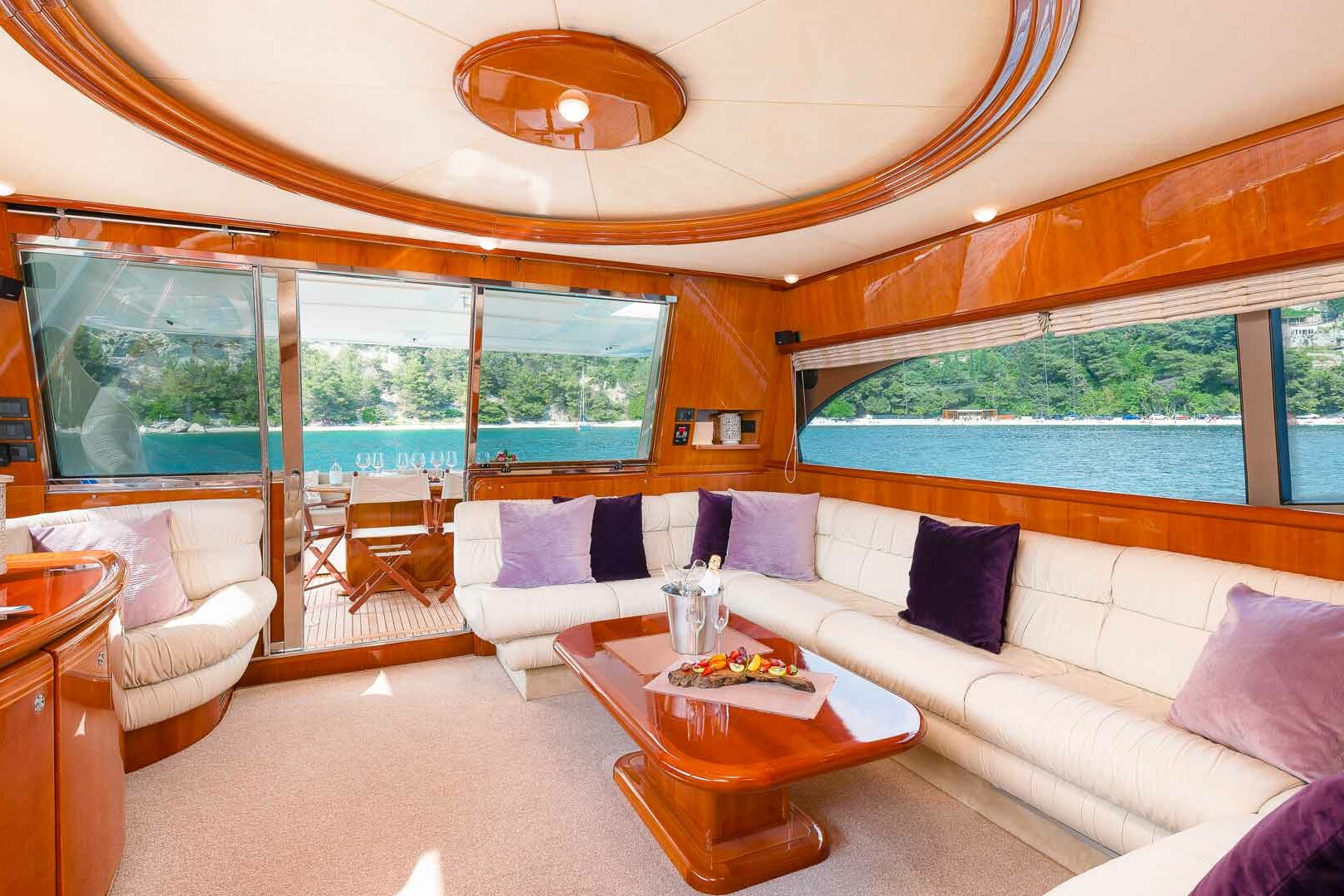 Luxury yacht Ferretti 730 Marino salon