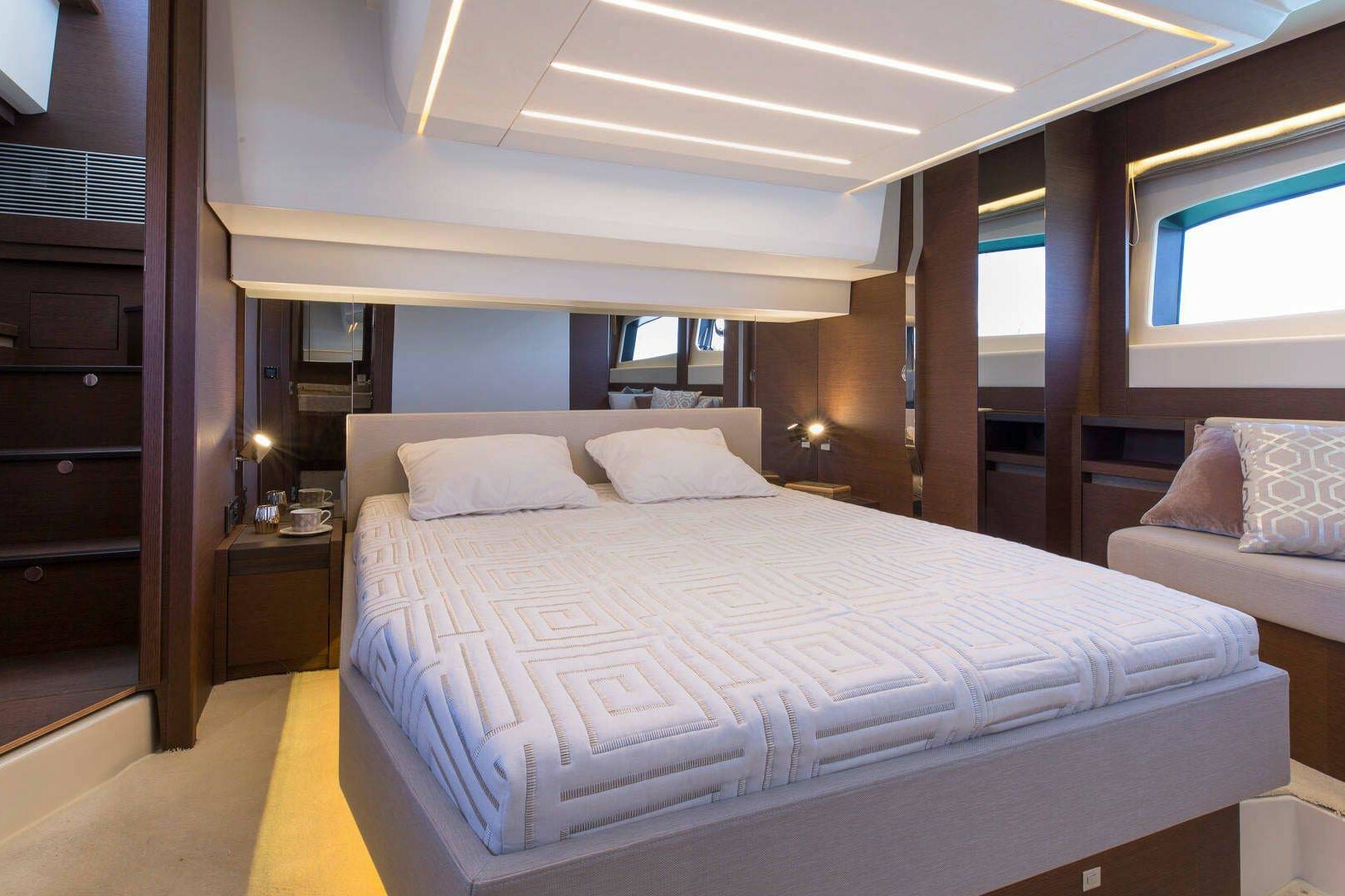 Motor boat Prestige 520 Fly Master cabin