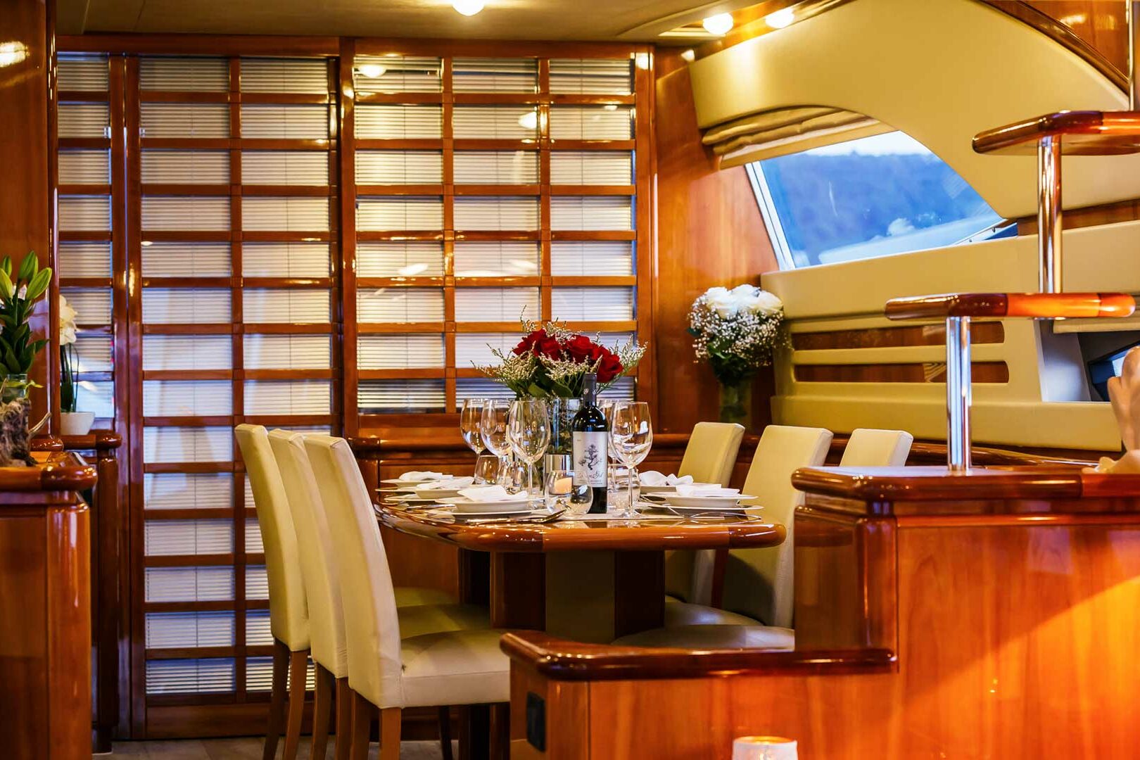 Luxury yacht Ferretti 760 Quo Vadis I dining table