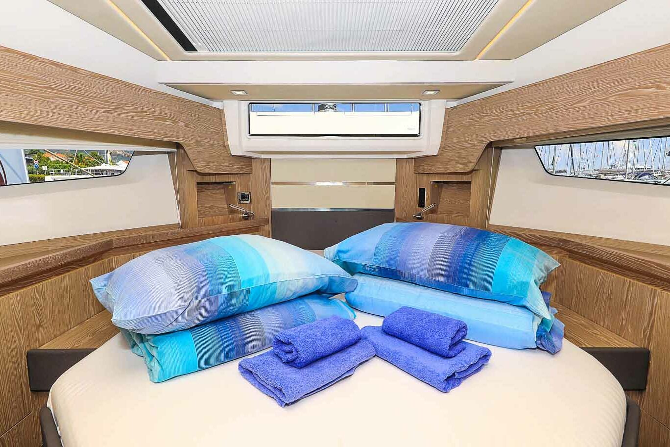 Motor boat Sealine F430 double cabin view