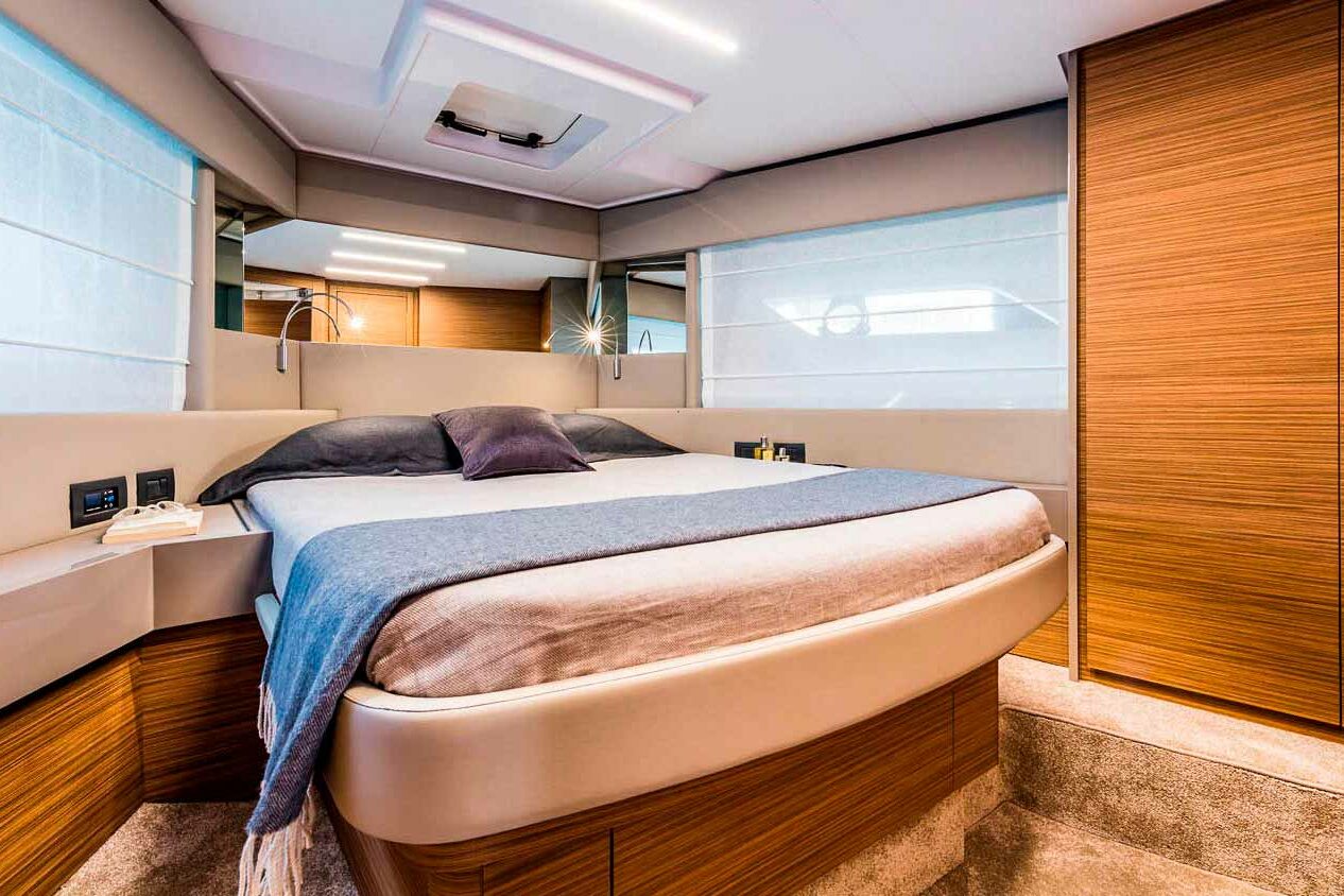 Motor boat Ferretti Yachts 450 cabin