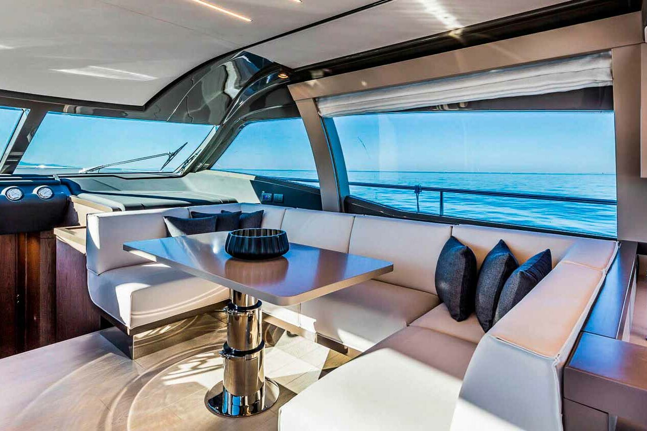 Motor boat Ferretti 550 seating area