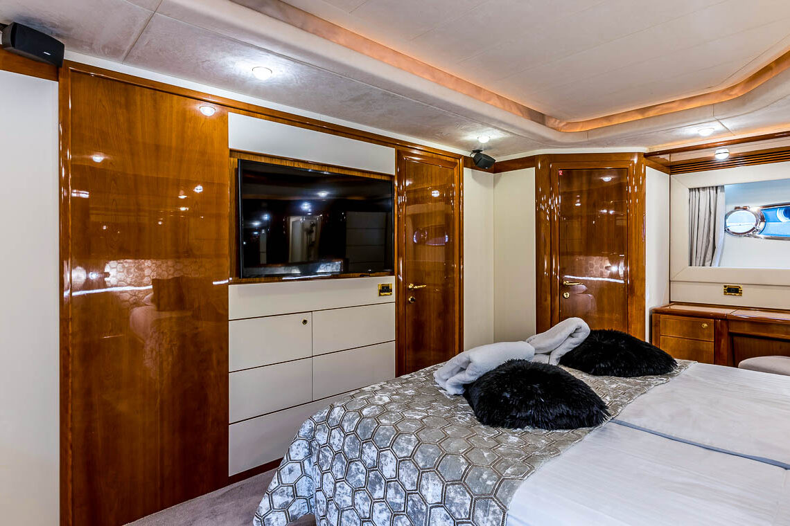 Luxury yacht Ferretti 880 Katariina master cabin view