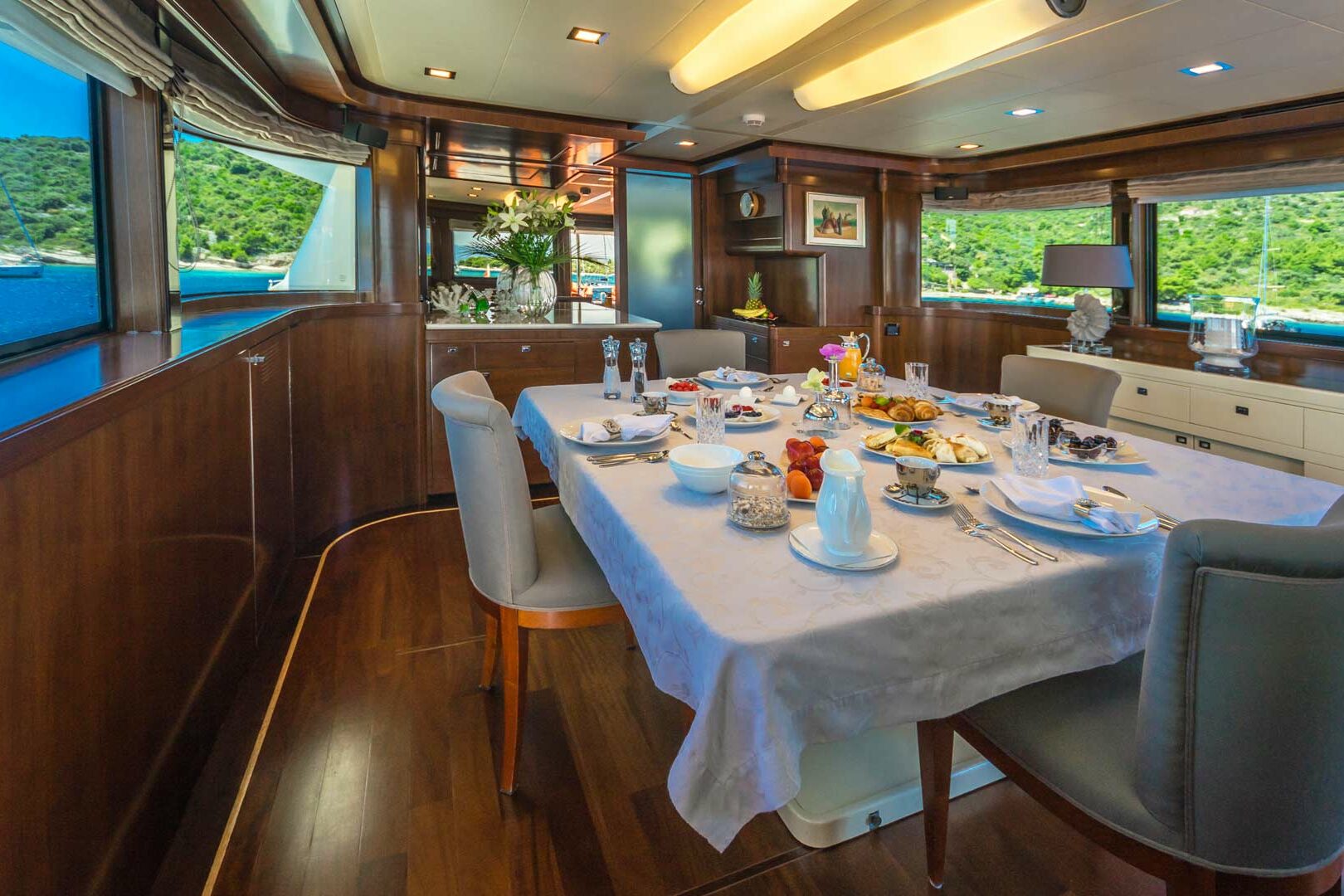 Luxury yacht Ferretti Navetta 33 Seventh Sense upper deck dining table