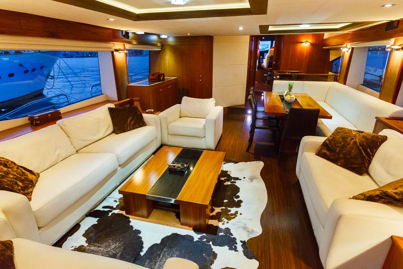 Luxury yacht Sunseeker Yacht 86 The Best Way salon forward