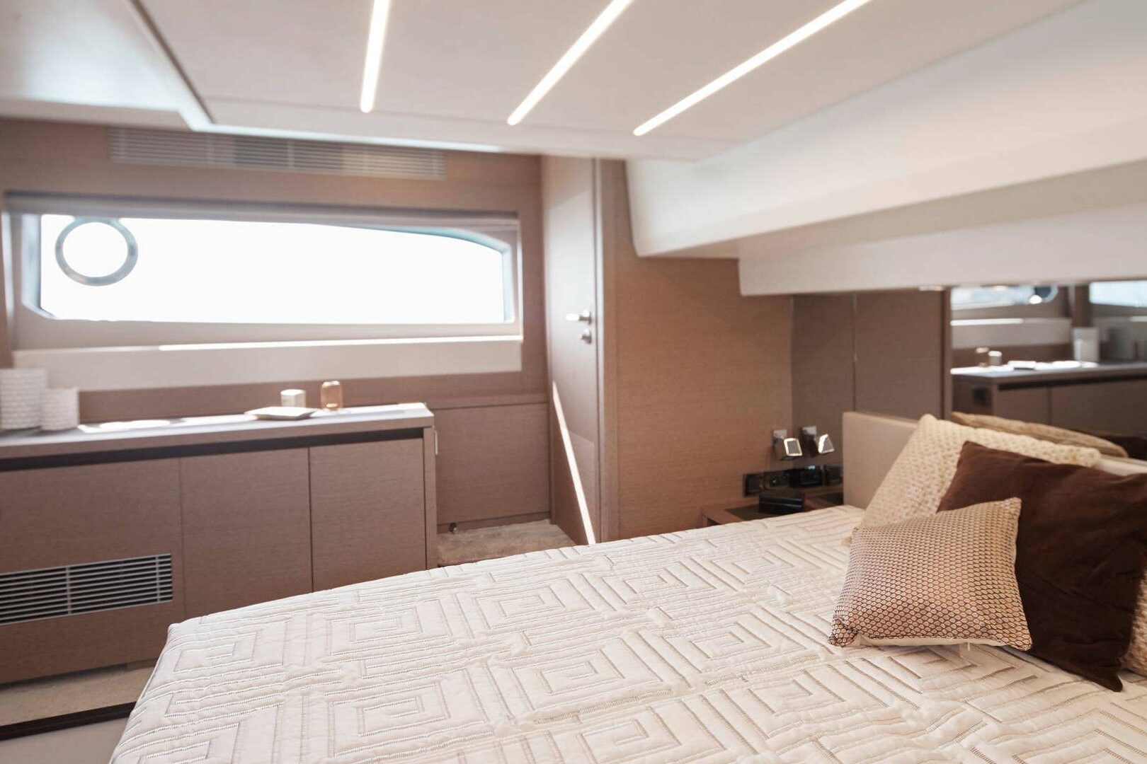 Motor boat Prestige 520 Fly Vip cabin