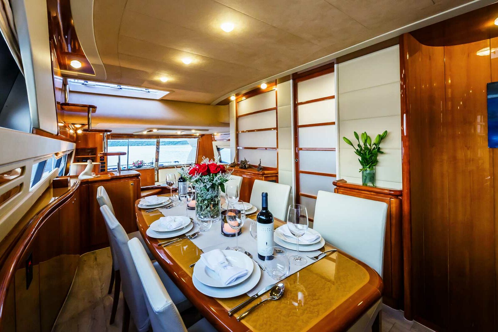 Luxury yacht Ferretti 760 Quo Vadis I formal dining