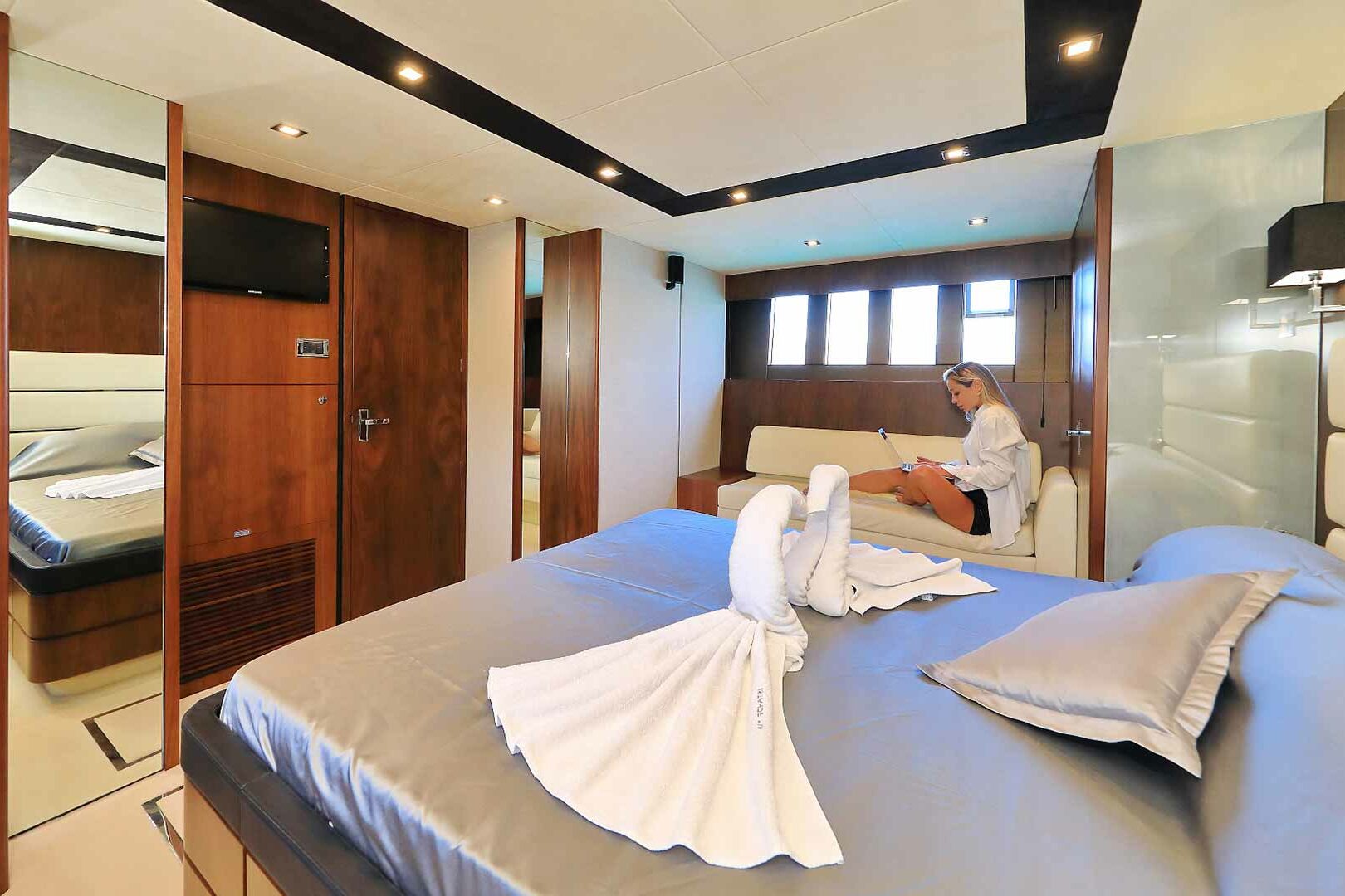 Luxury yacht Fairline Squadron 78 Schatzi master cabin