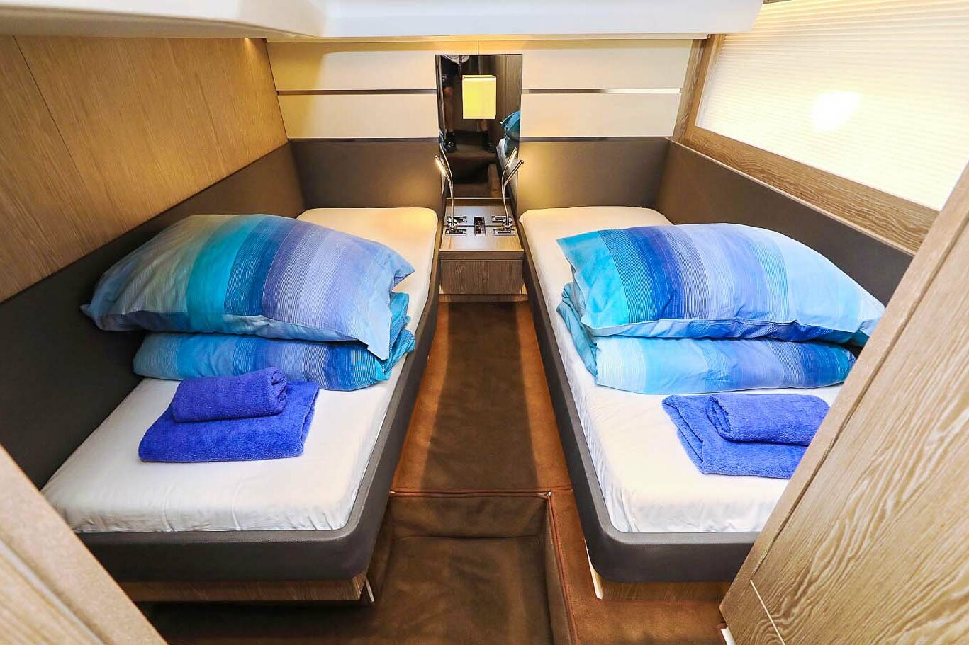 Motor boat Sealine F430 twin cabin