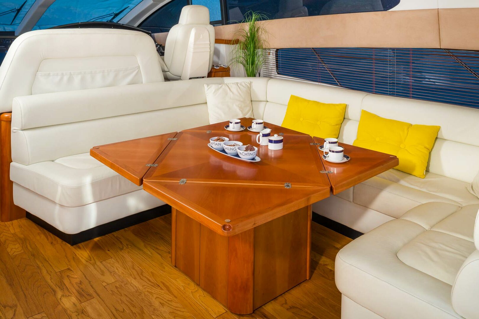 Luxury yacht Sunseeker Predator 72 Glorious salon