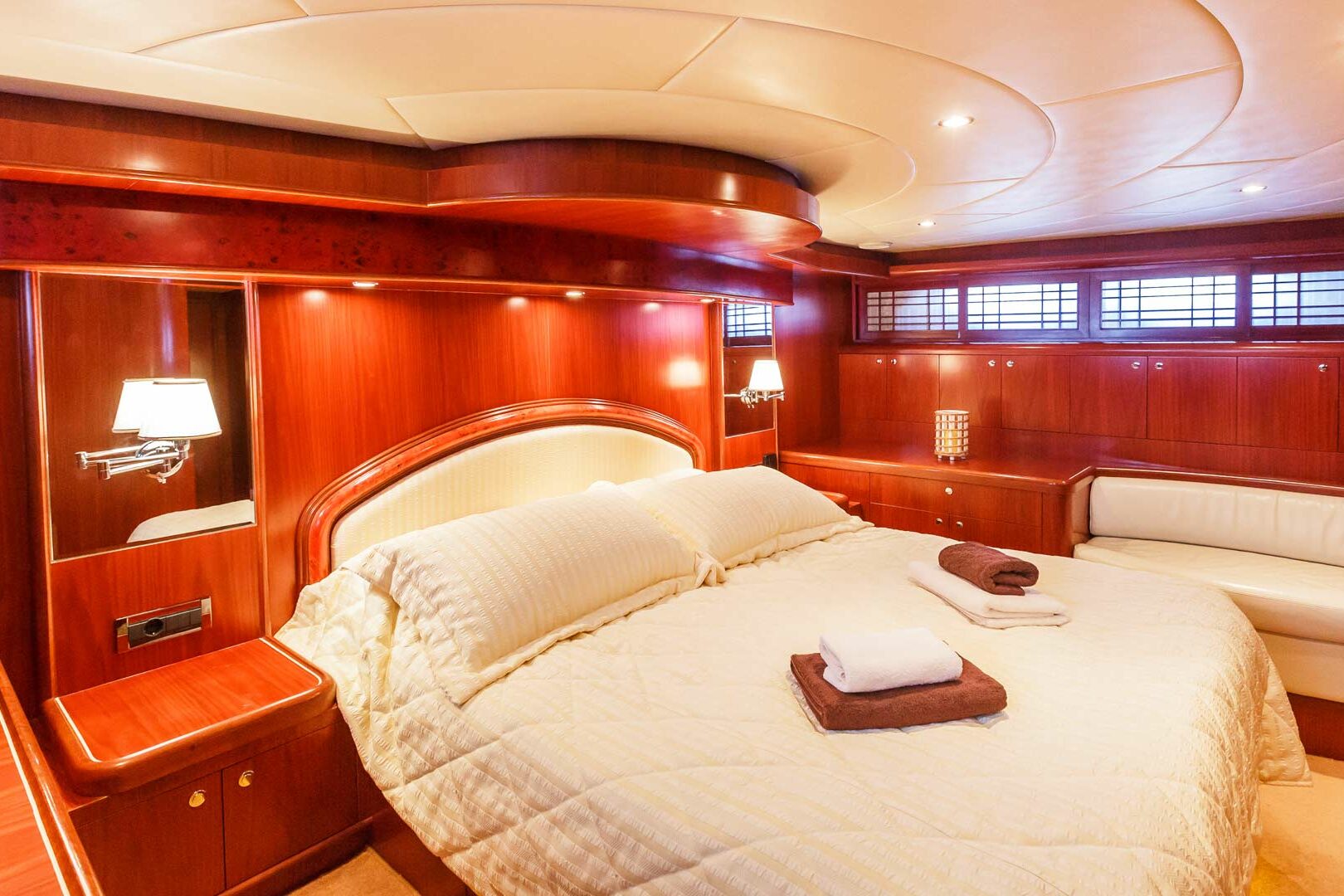 Luxury yacht Johnson Baby vip stateroom