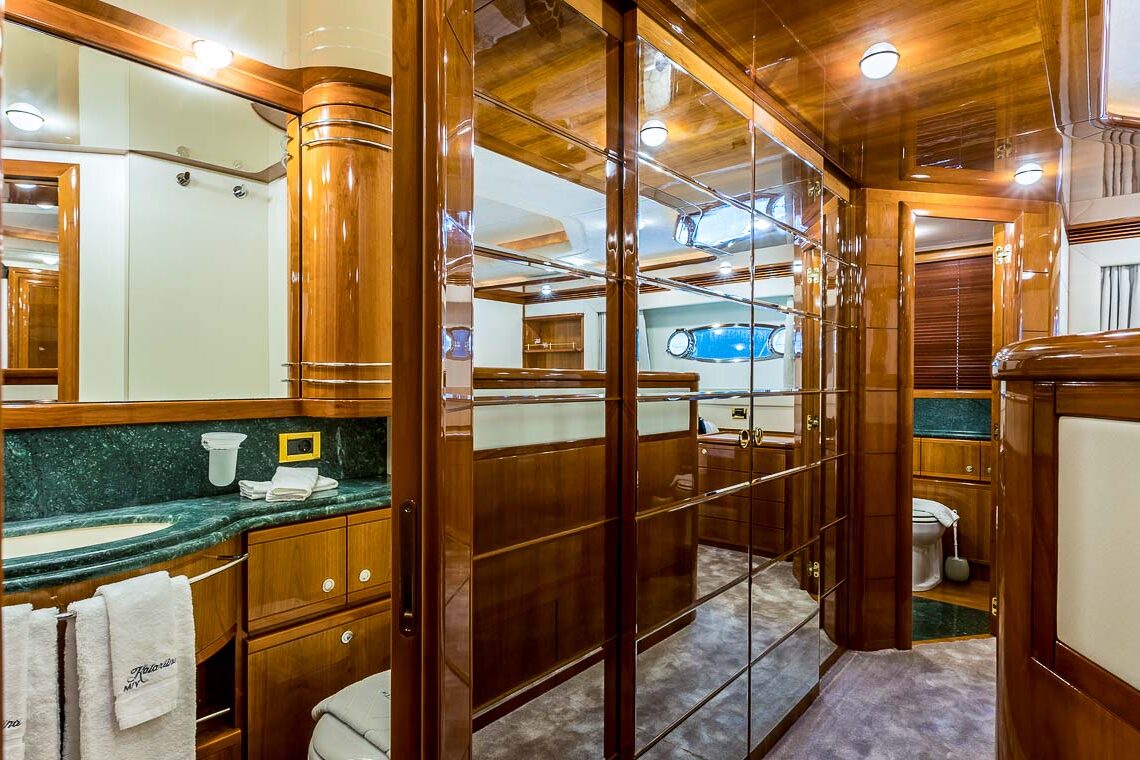 Luxury yacht Ferretti 880 Katariina master ensuite