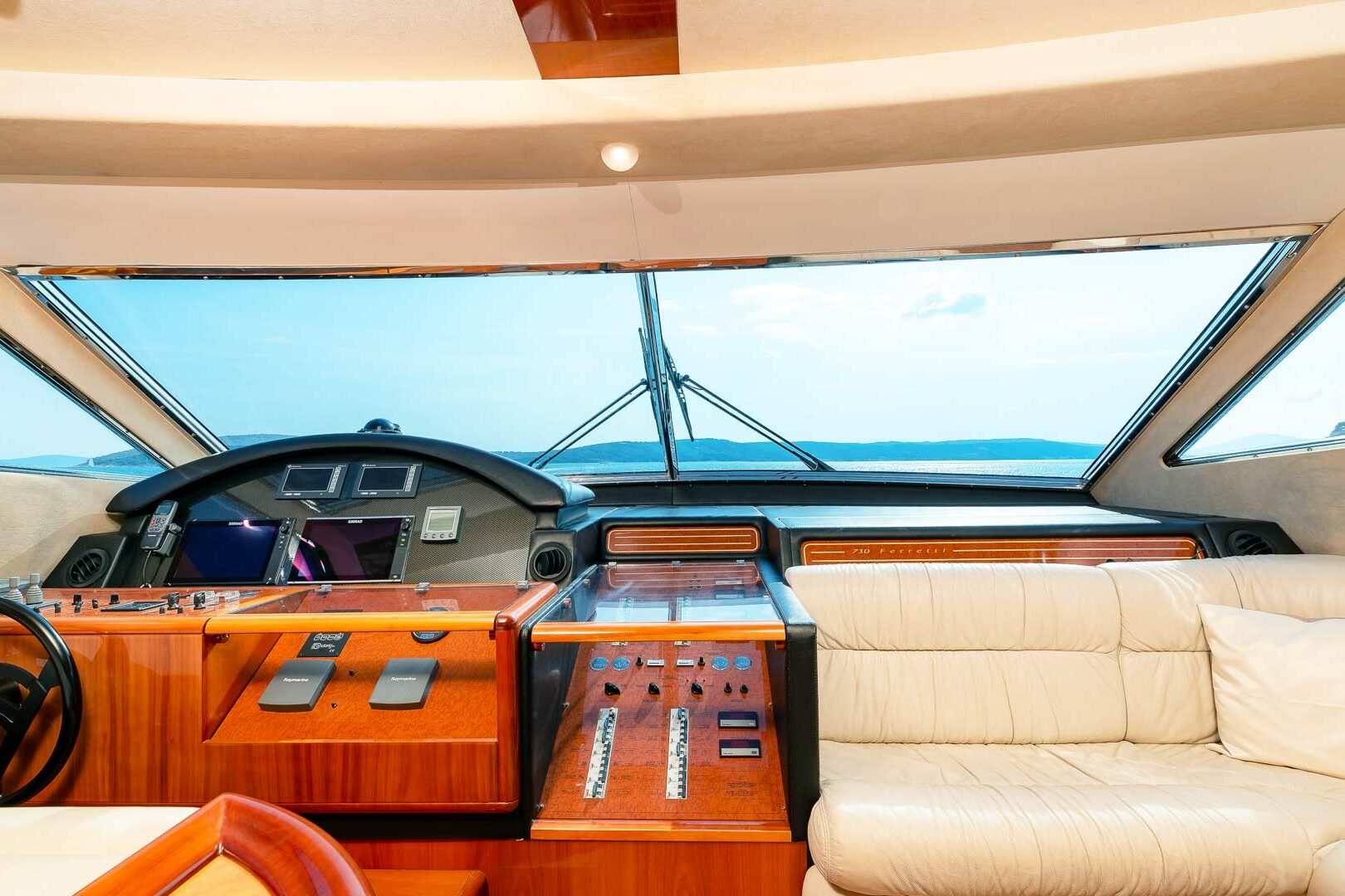 Luxury yacht Ferretti 730 Marino center cockpit
