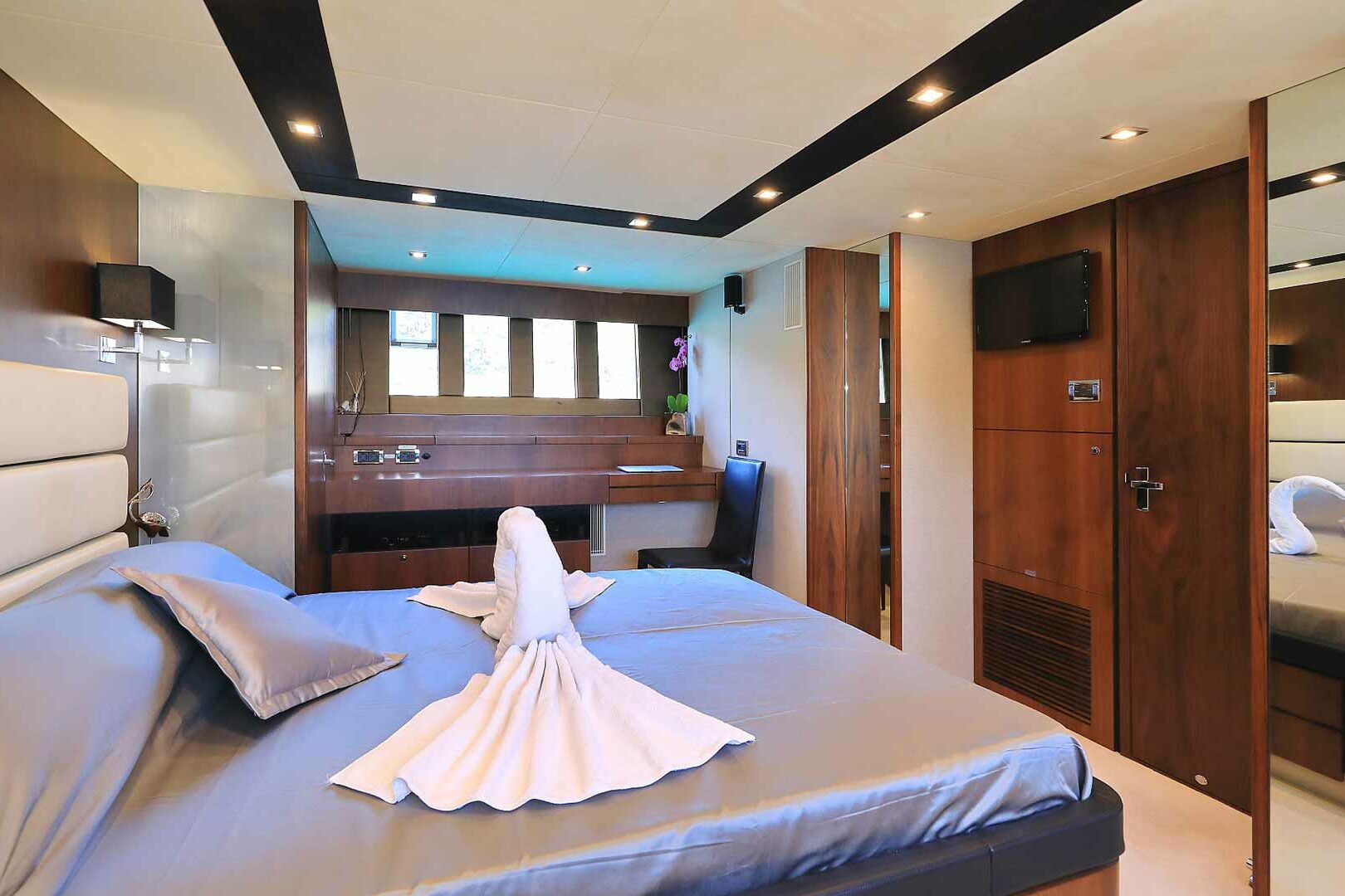 Luxury yacht Fairline Squadron 78 Schatzi Master cabin view