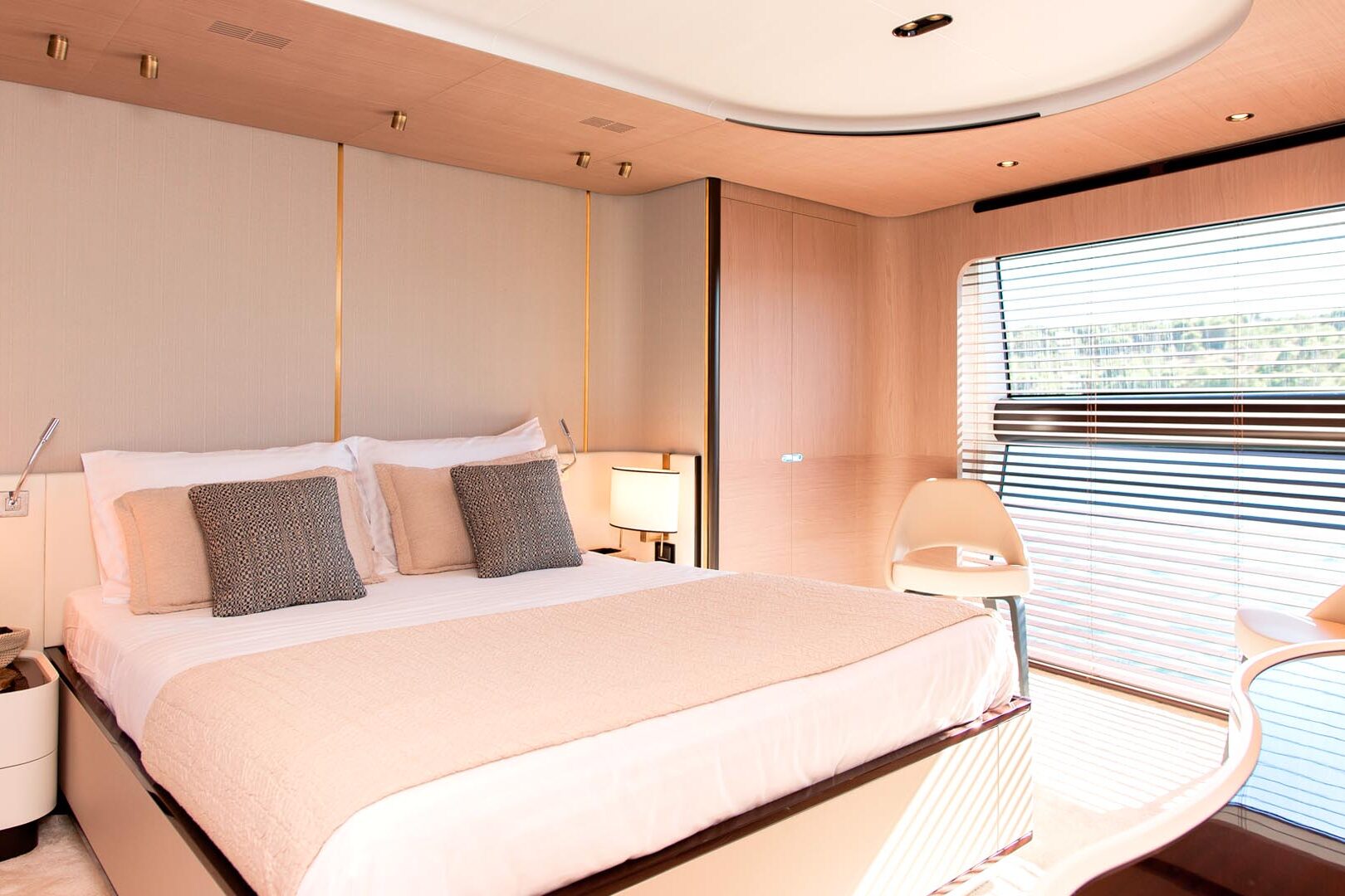 Luxury yacht Azimut Grande 27M Dawo master cabin