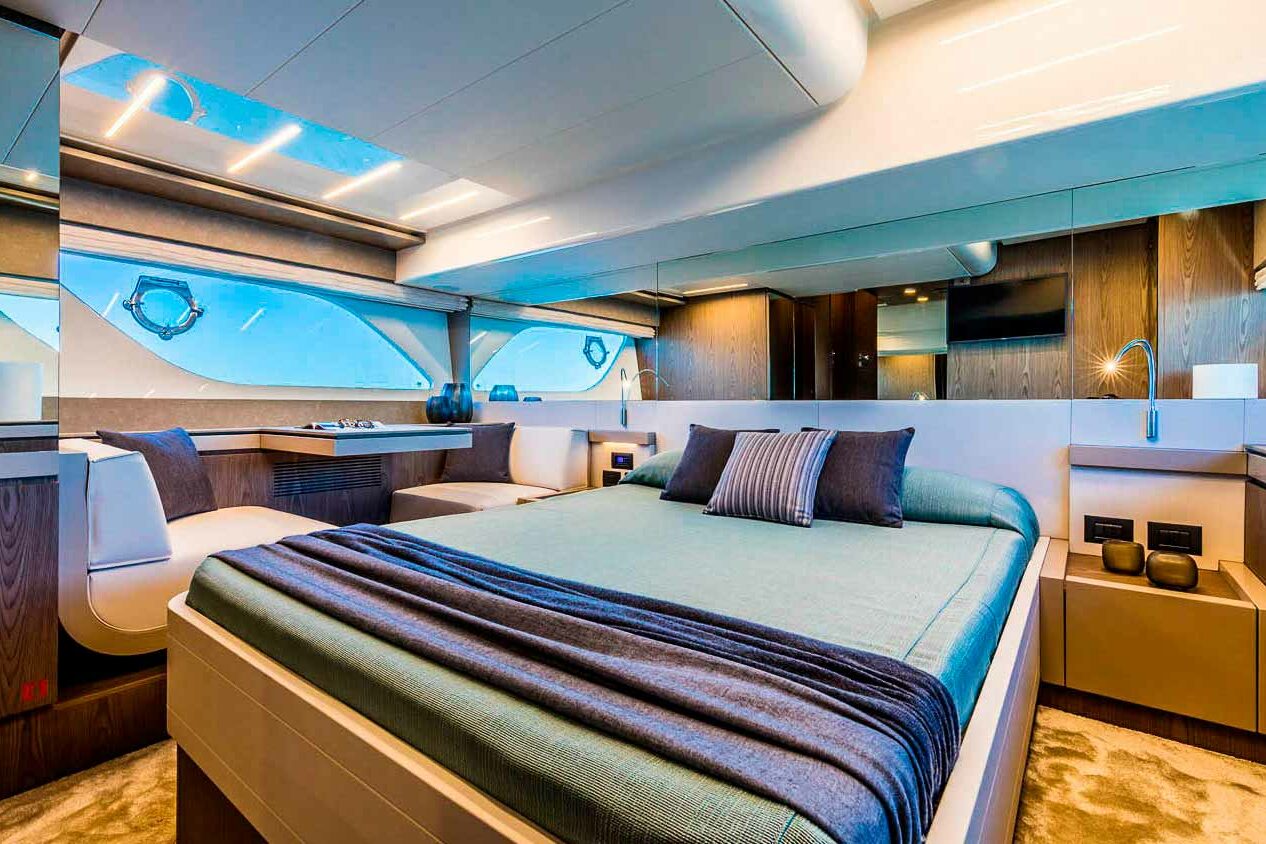 Motor boat Ferretti 550 cabin