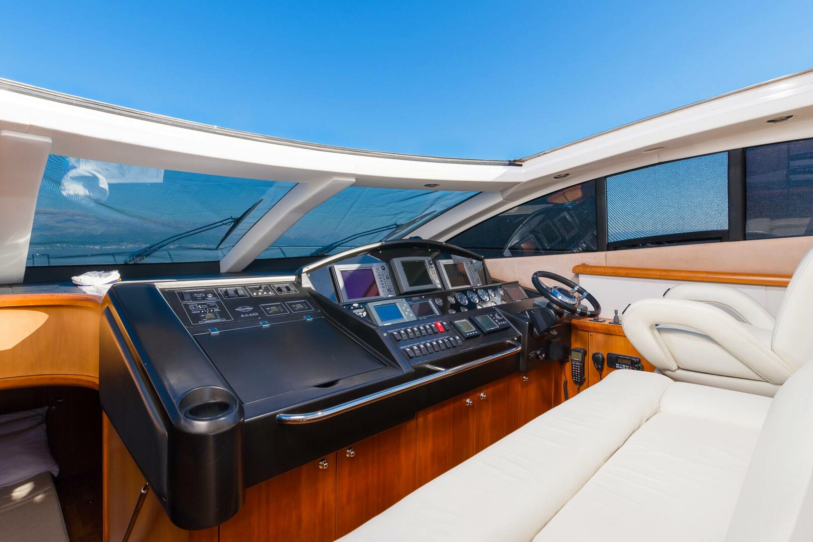 Luxury yacht Sunseeker Predator 72 Glorious wheelhouse