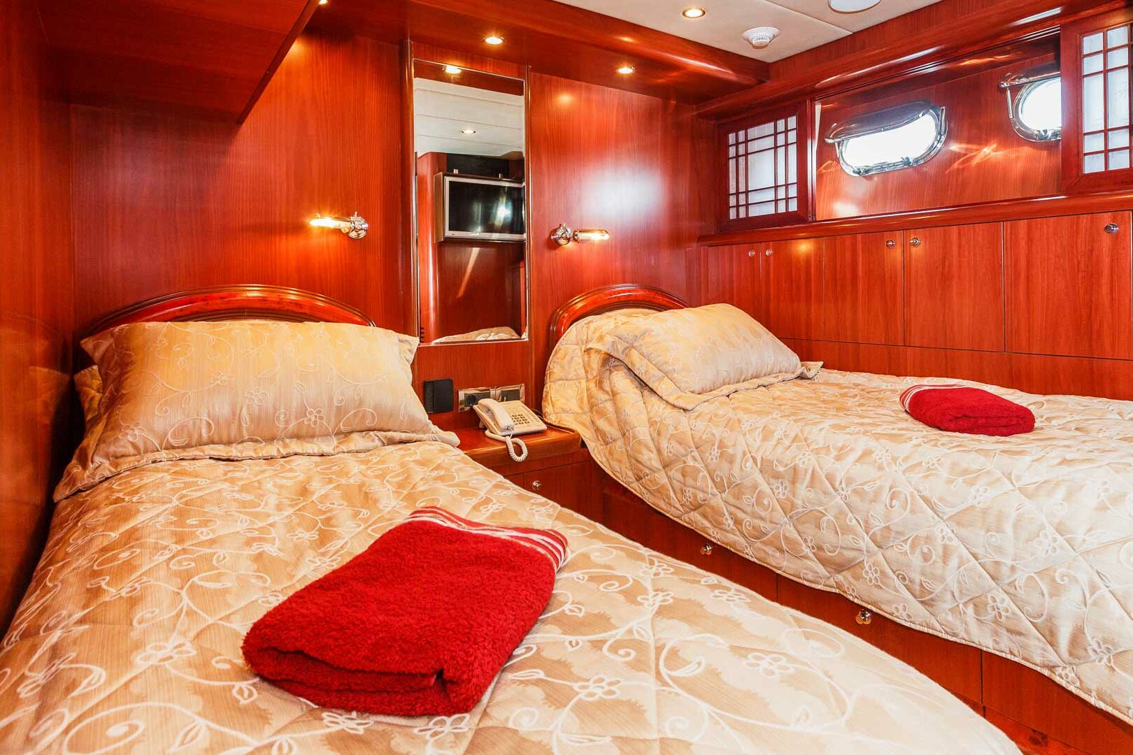 Luxury yacht Johnson Baby twin cabin