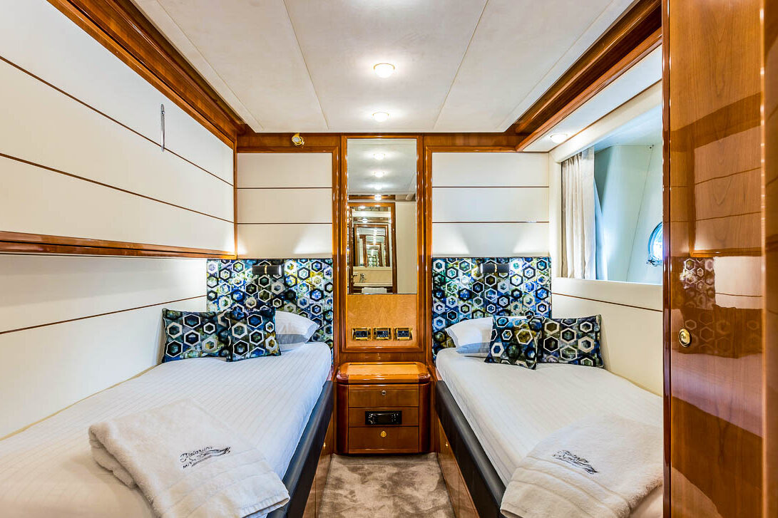 Luxury yacht Ferretti 880 Katariina second twin cabin