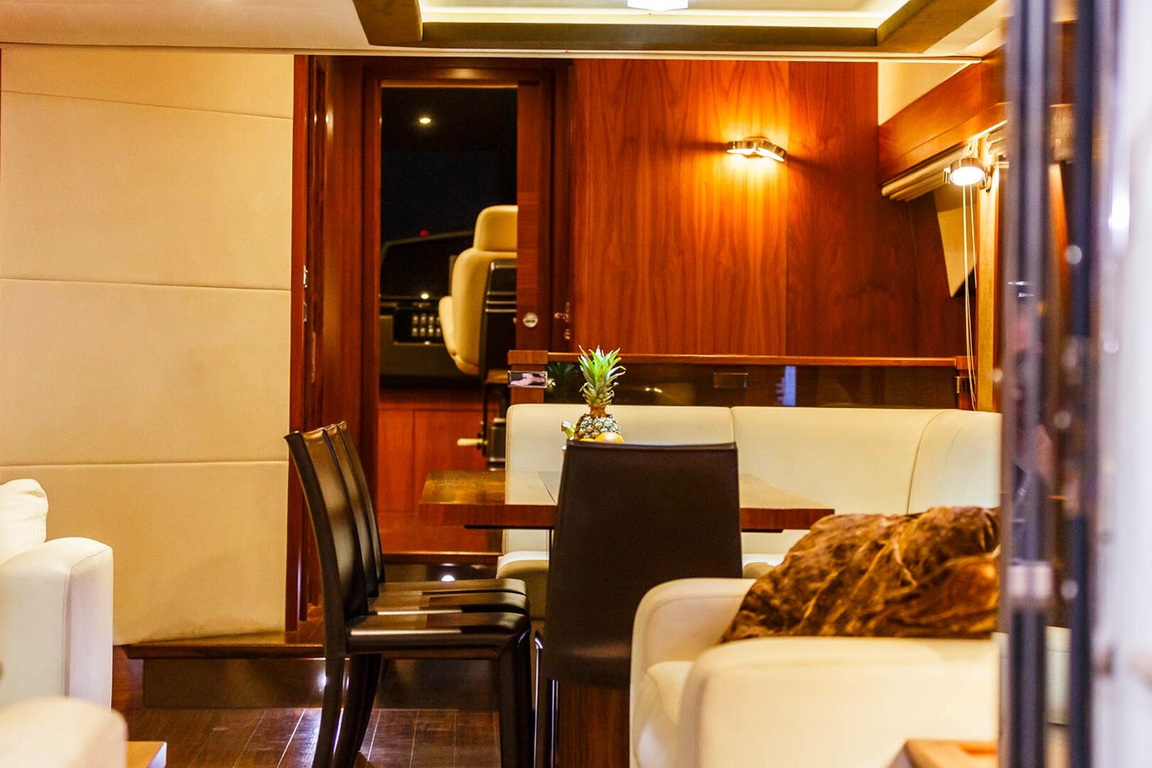 Luxury yacht Sunseeker Yacht 86 The Best Way salon detail