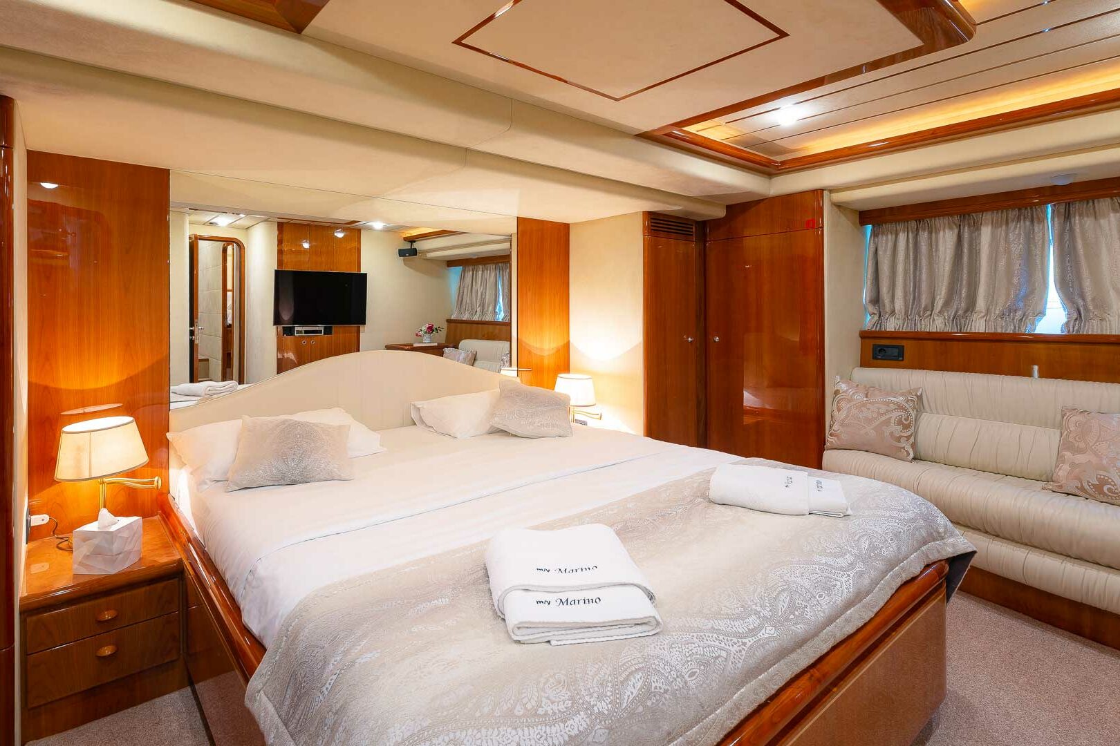 Luxury yacht Ferretti 730 Marino master cabin