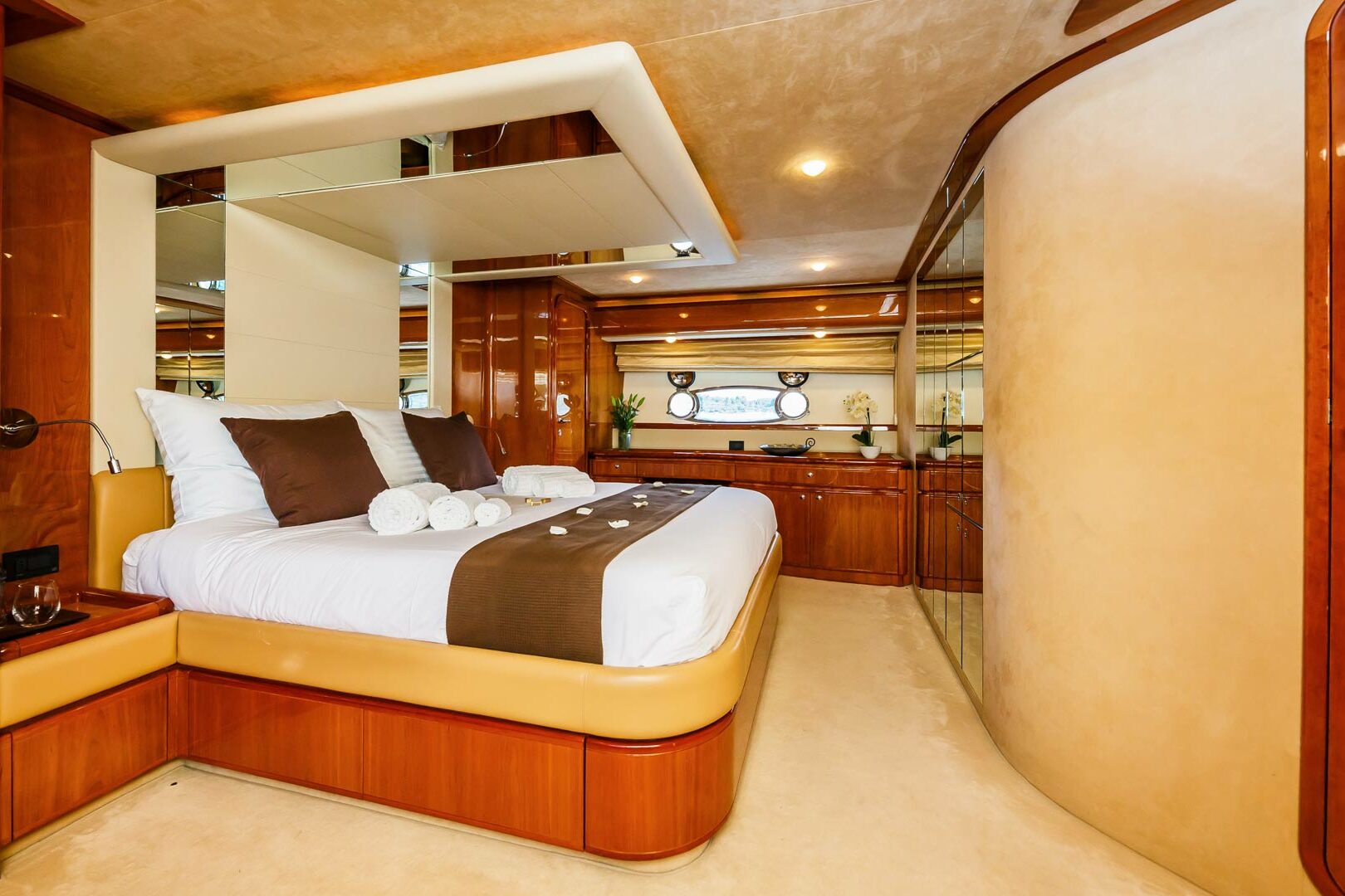 Luxury yacht Ferretti 760 Quo Vadis I master cabin view