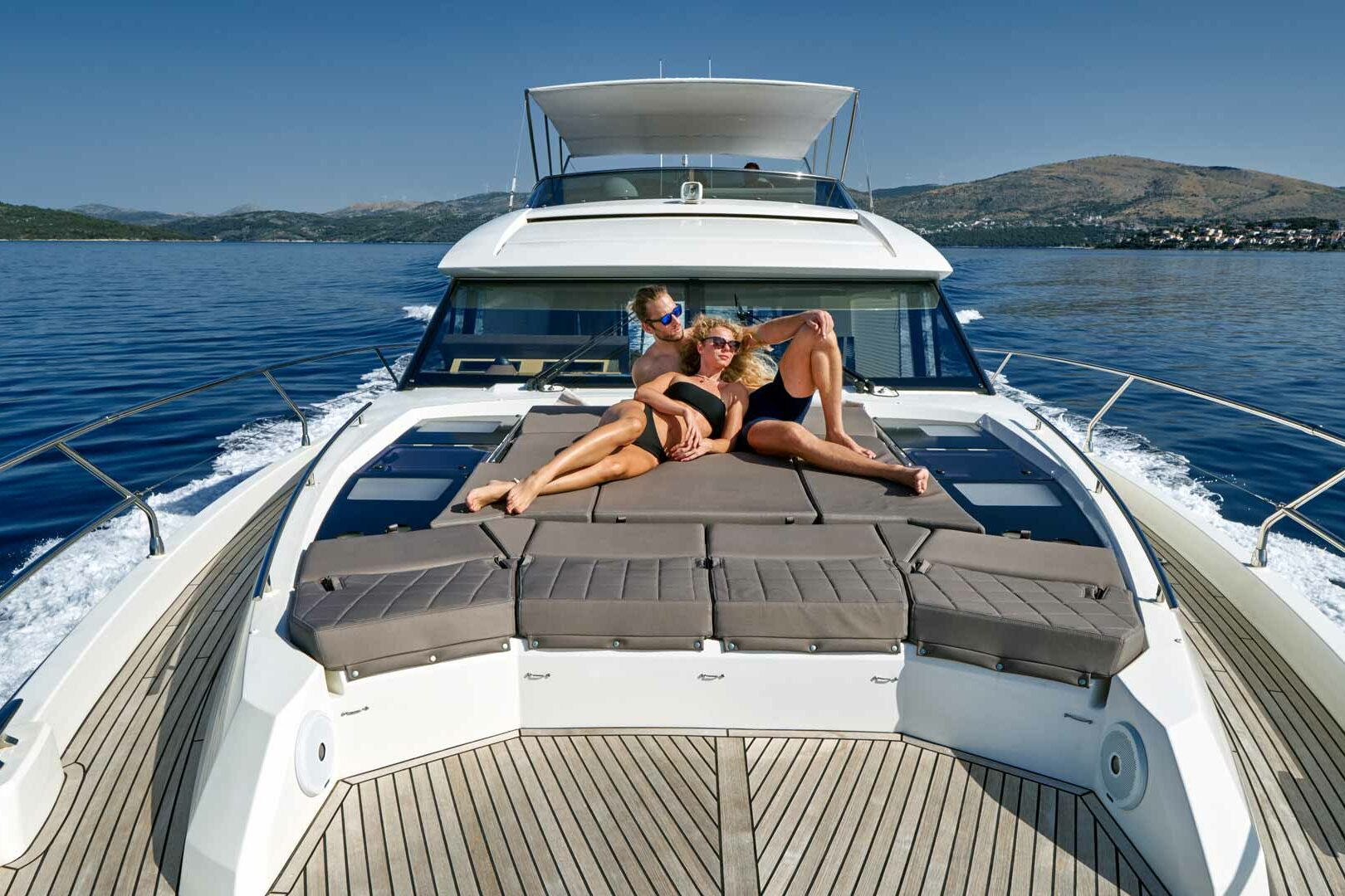 Luxury yacht Prestige 630S Simull bow sunbeds