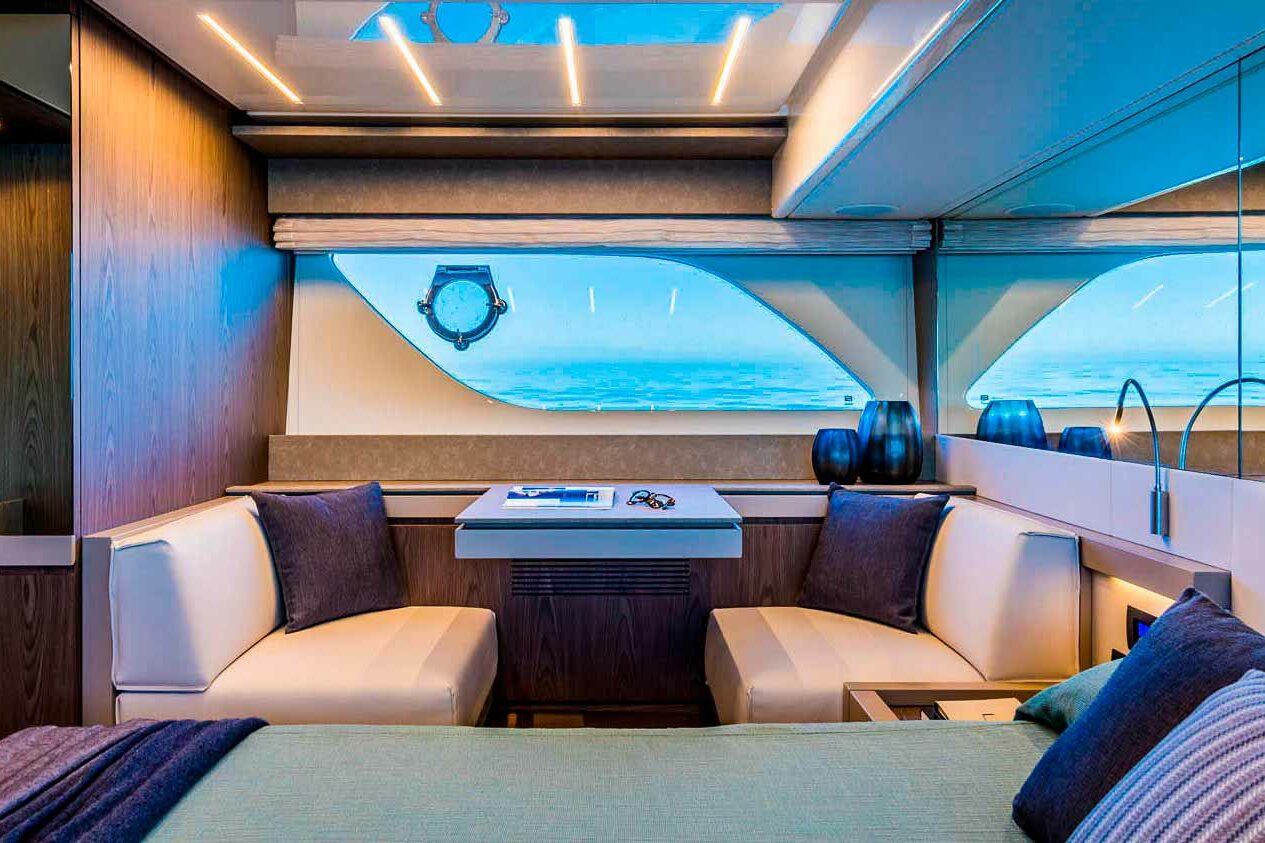 Motor boat Ferretti 550 double cabin